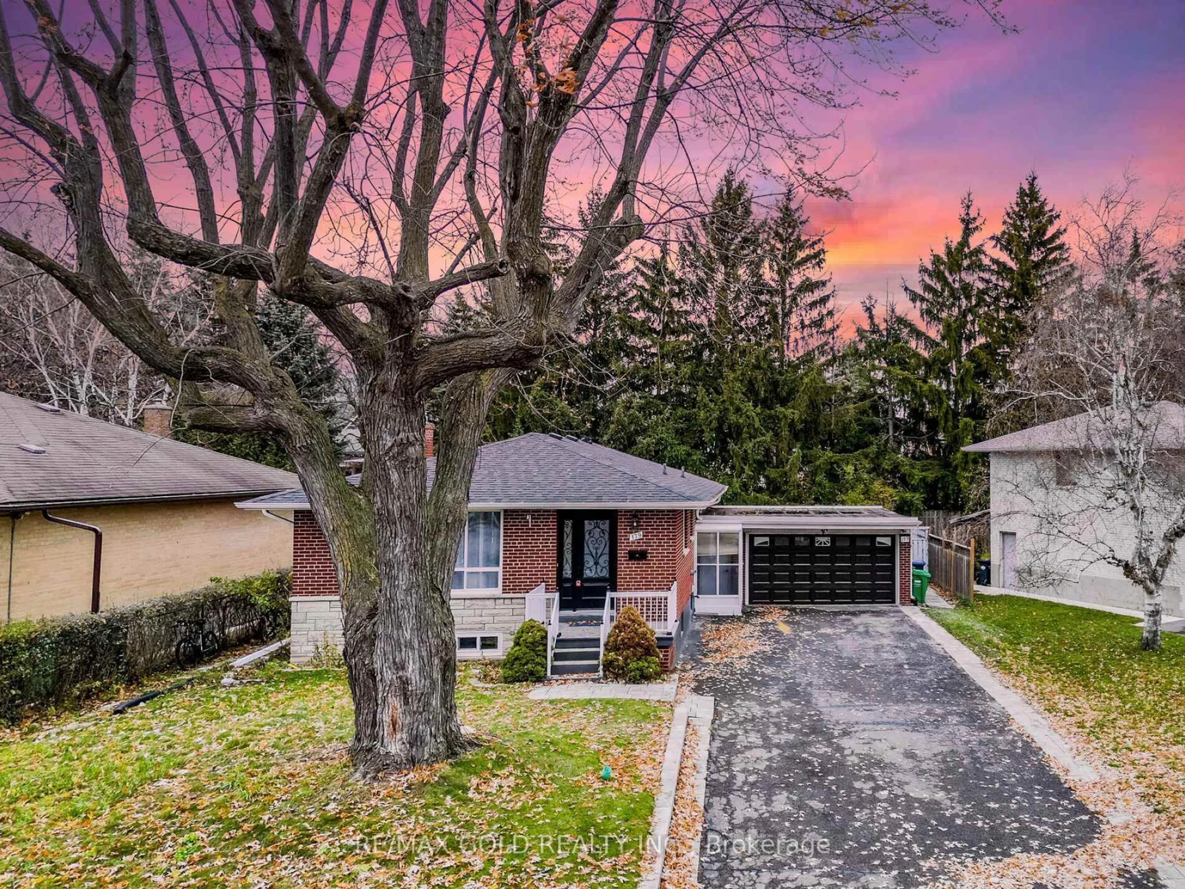 A pic from outside/outdoor area/front of a property/back of a property/a pic from drone, street for 179 Elizabeth St, Brampton Ontario L6Y 1R8