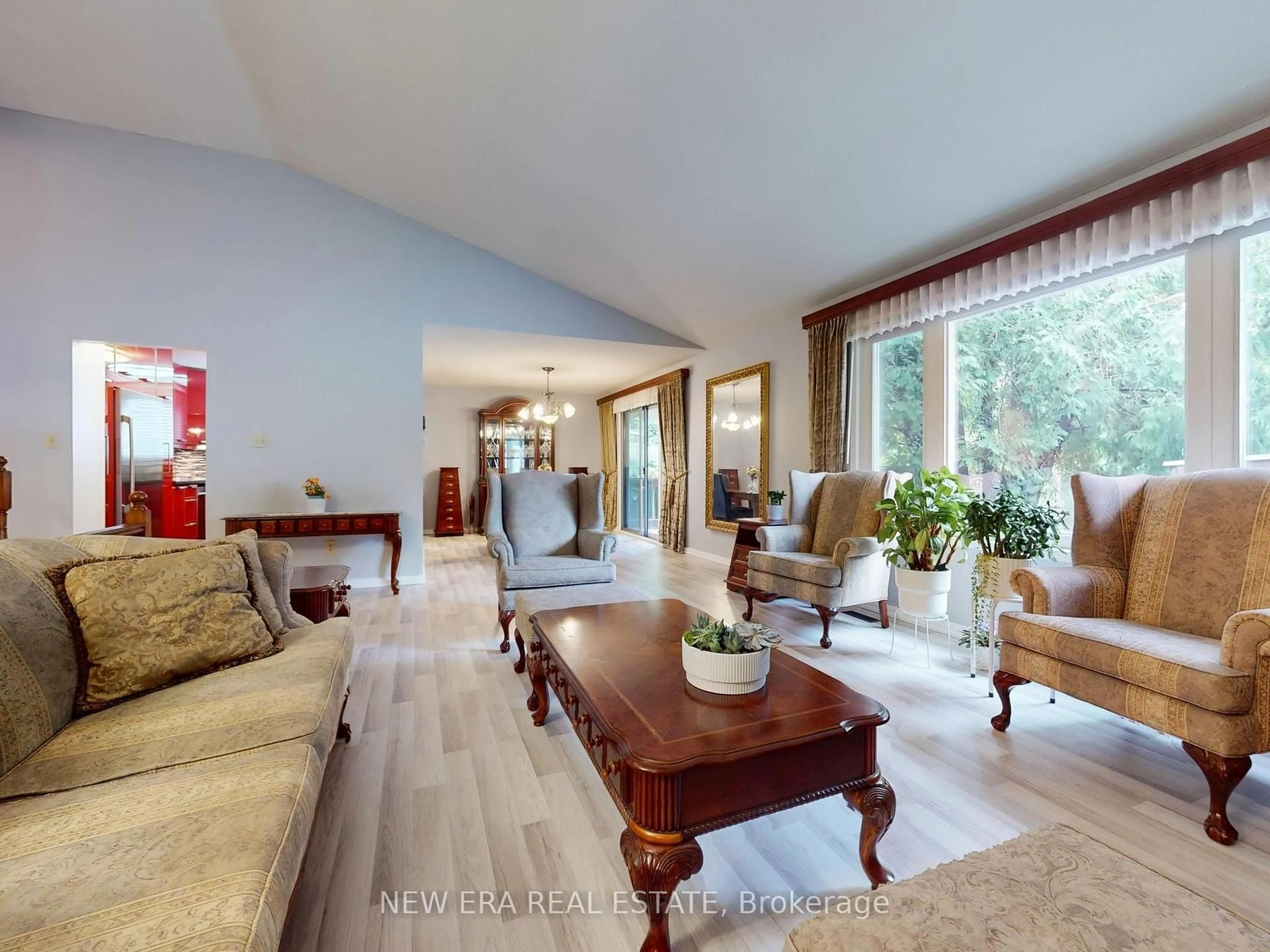 Living room with furniture, unknown for 2669 Inlake Crt, Mississauga Ontario L5N 2A6