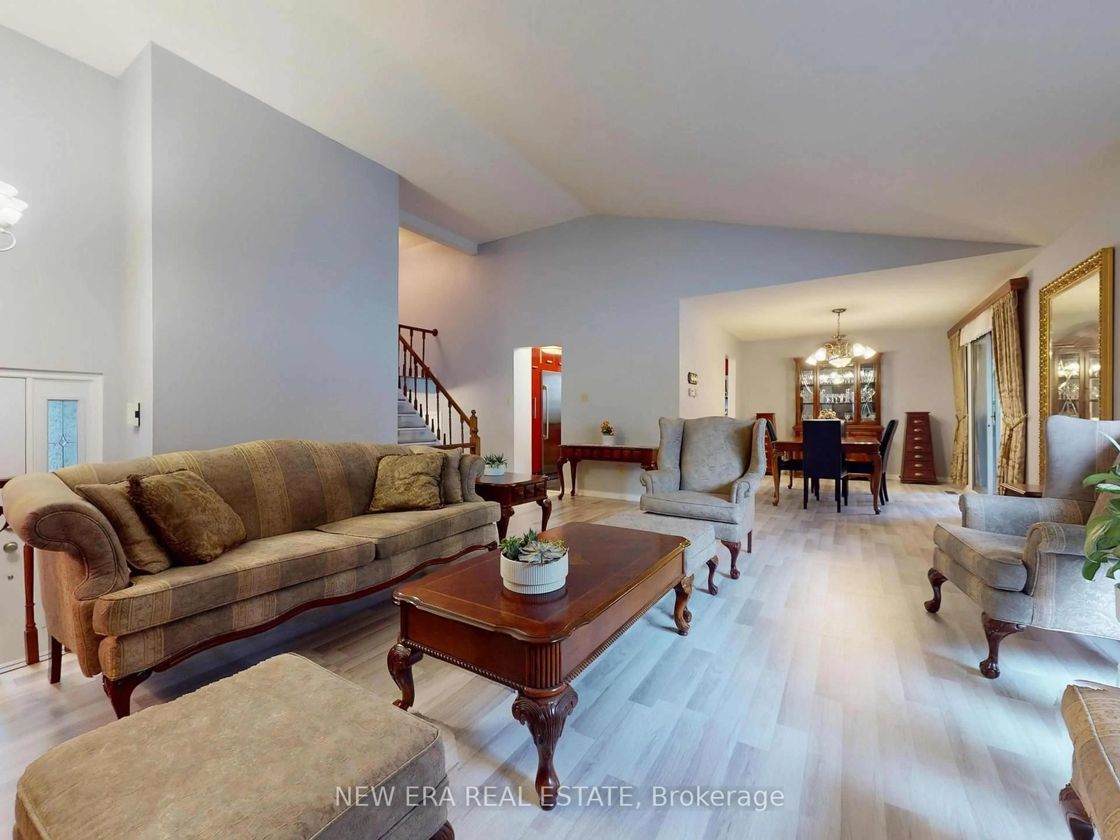 Living room with furniture, unknown for 2669 Inlake Crt, Mississauga Ontario L5N 2A6