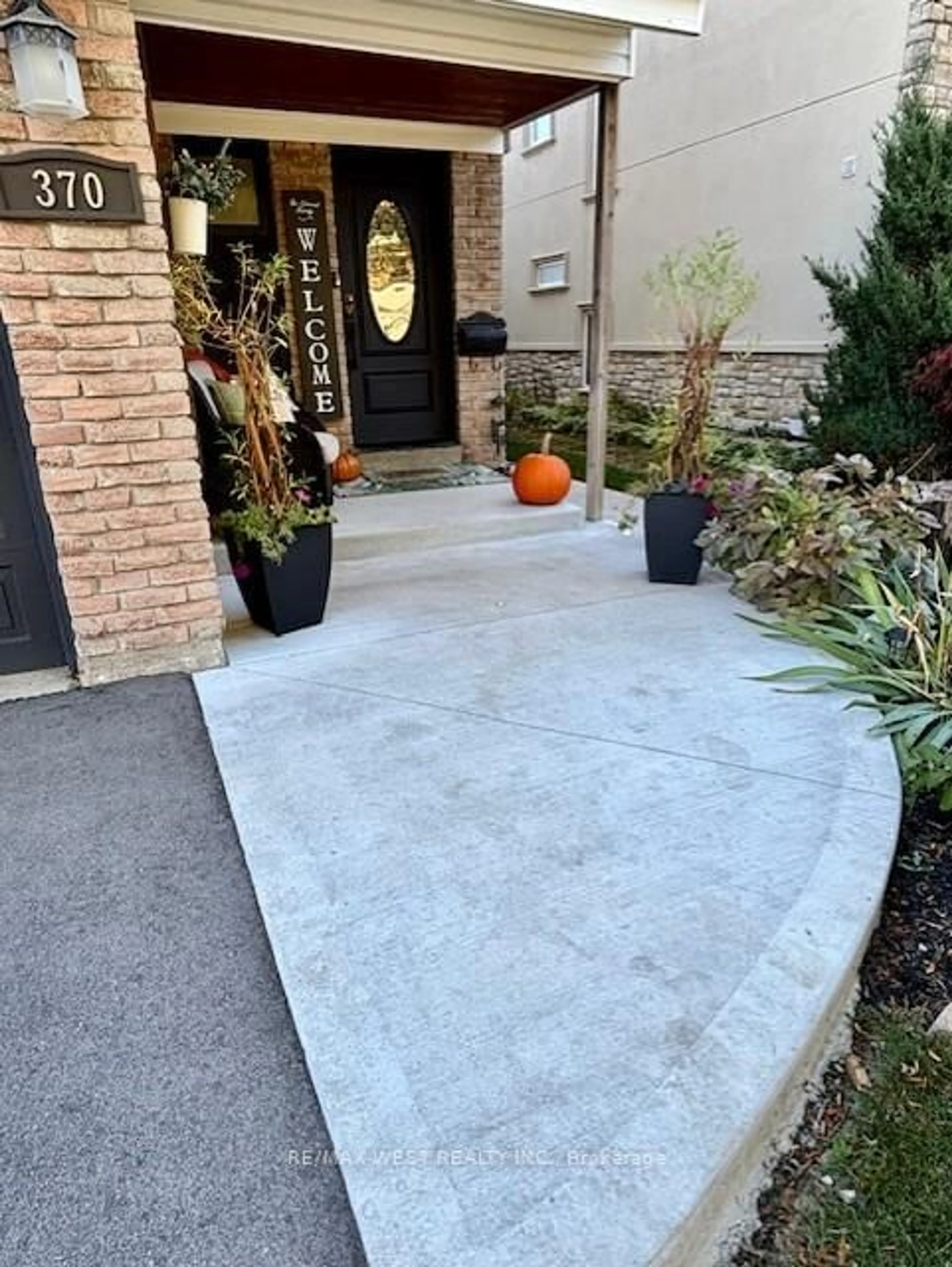 Patio, street for 370 Whitehead Cres, Caledon Ontario L7E 3Z3