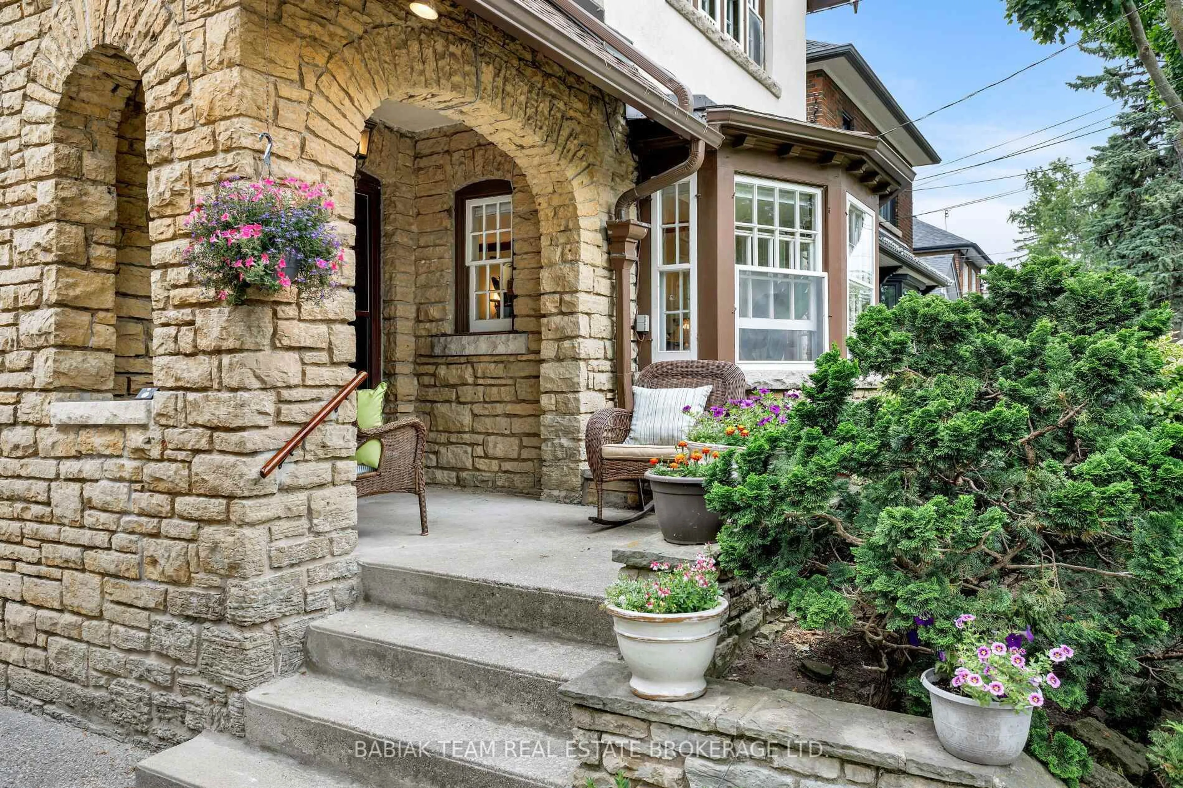 Unknown for 16 Palisades, Toronto Ontario M6S 2W8