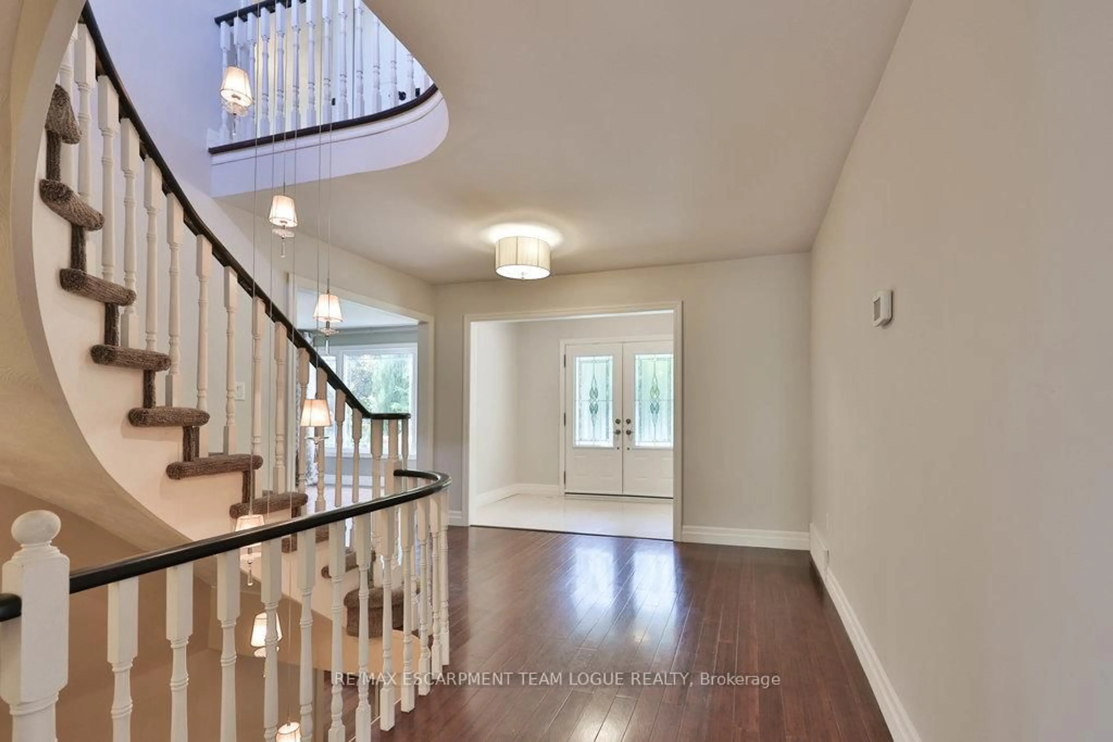 Indoor entryway for 1179 Havendale Blvd, Burlington Ontario L7P 3R6