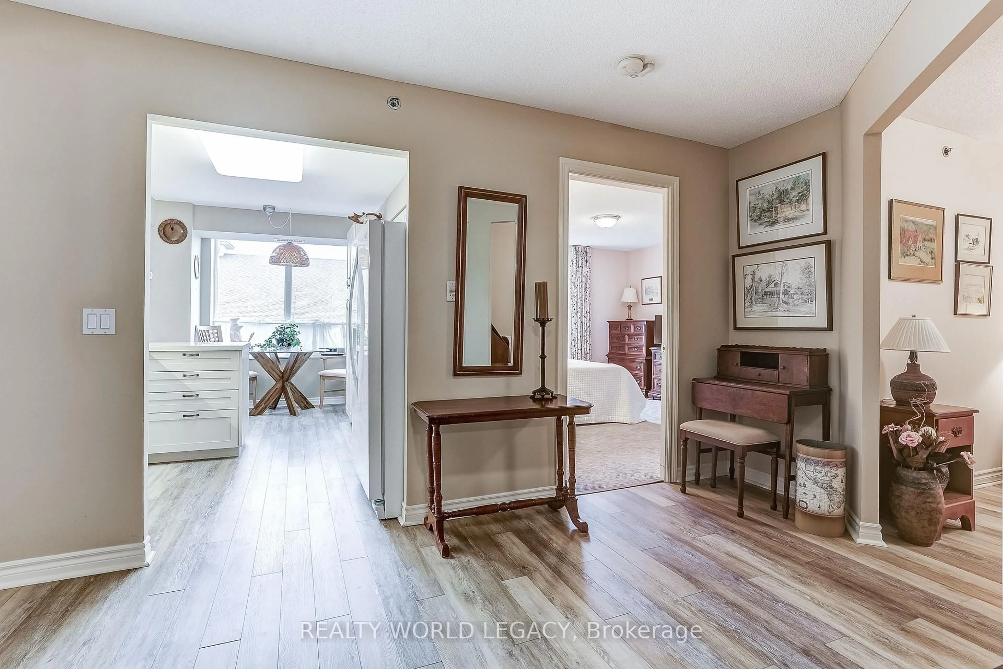 Indoor entryway for 100 Burloak Dr #1201, Burlington Ontario L7L 6P6