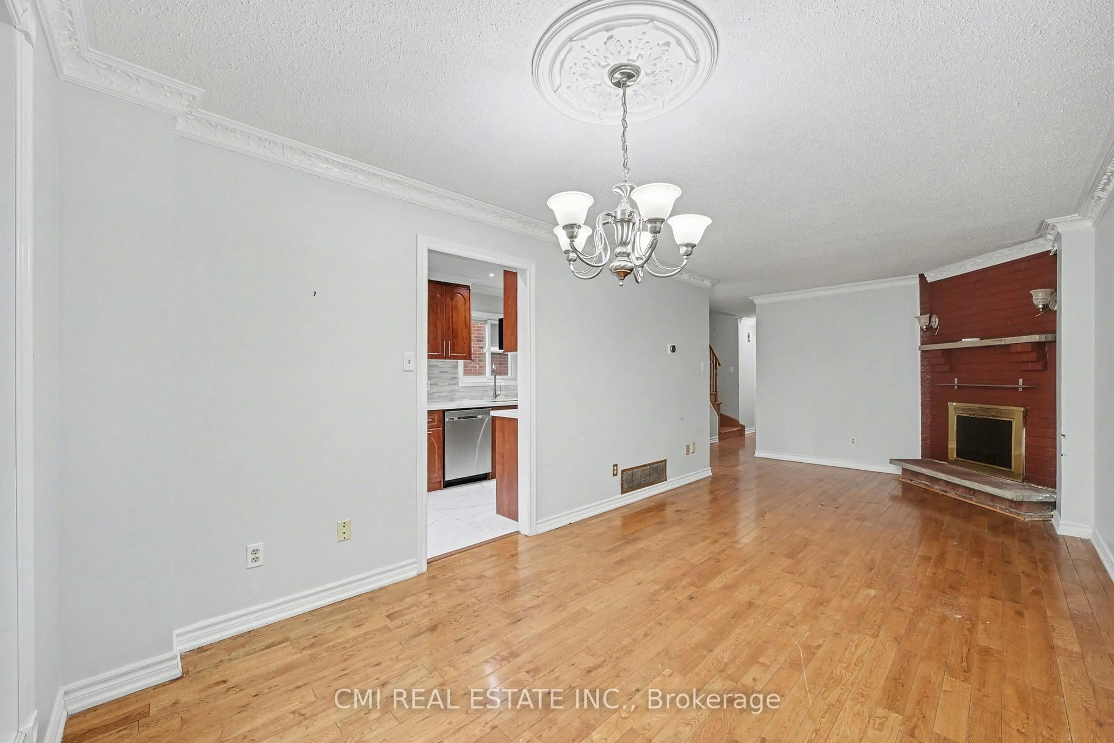 A pic of a room for 993 Lucerne Cres, Mississauga Ontario L5C 3X6