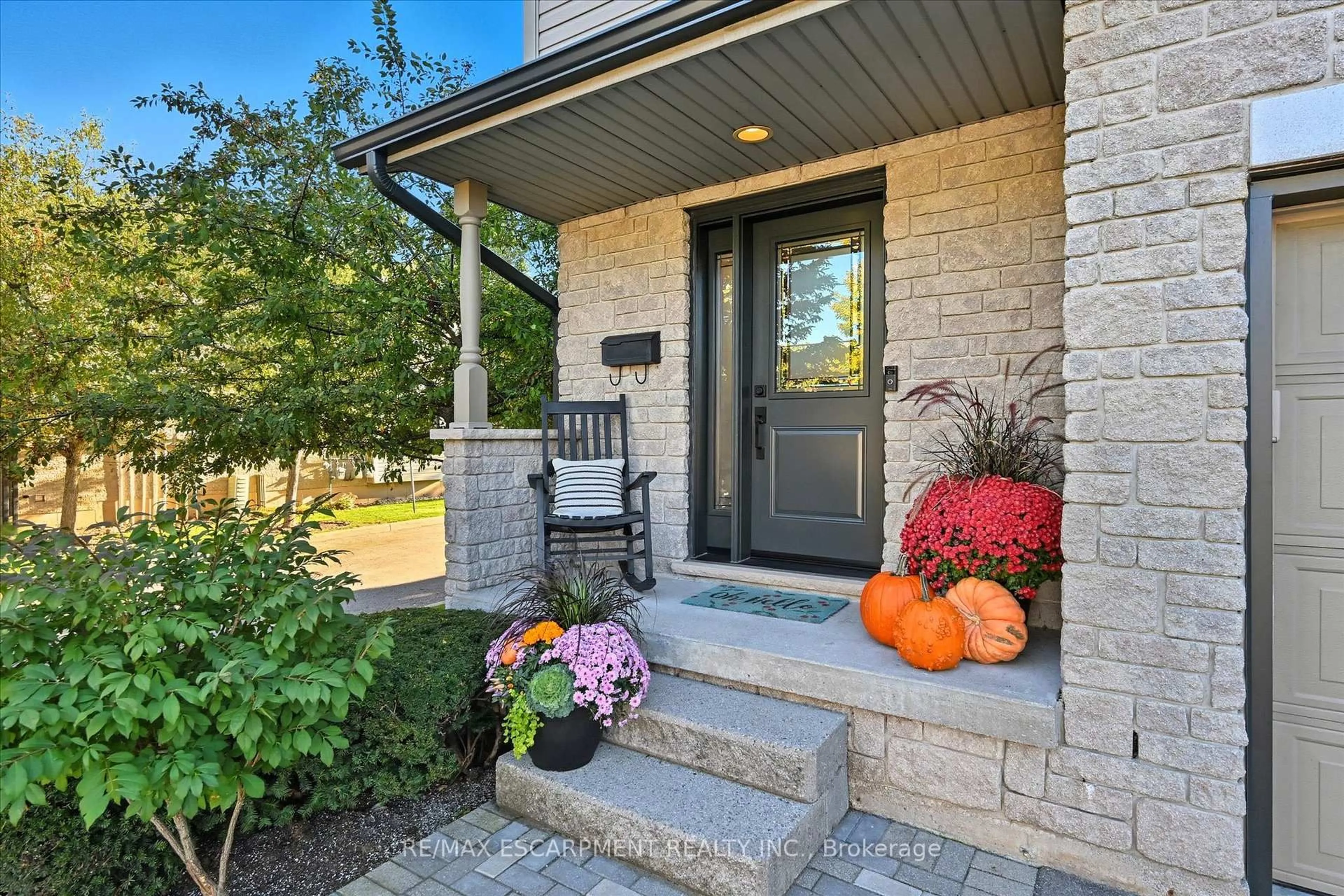 Home with brick exterior material, street for 2110 Headon Rd #6, Burlington Ontario L7M 4S2