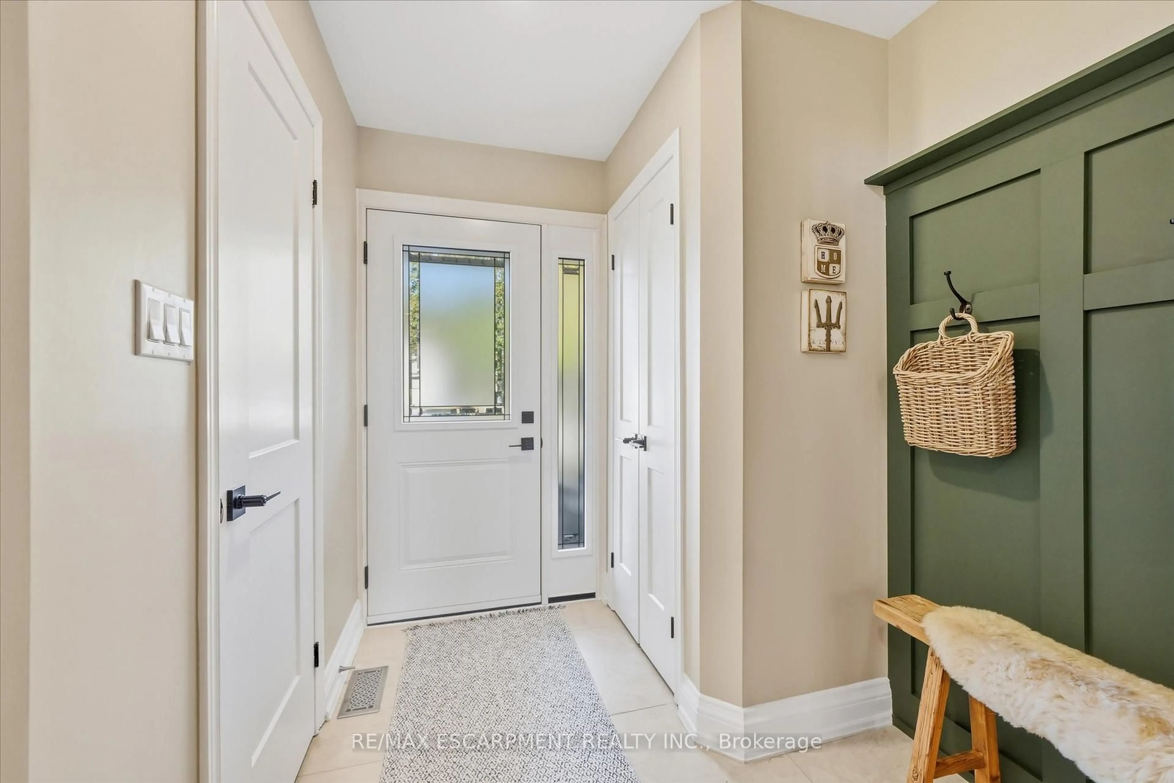 Indoor entryway for 2110 Headon Rd #6, Burlington Ontario L7M 4S2