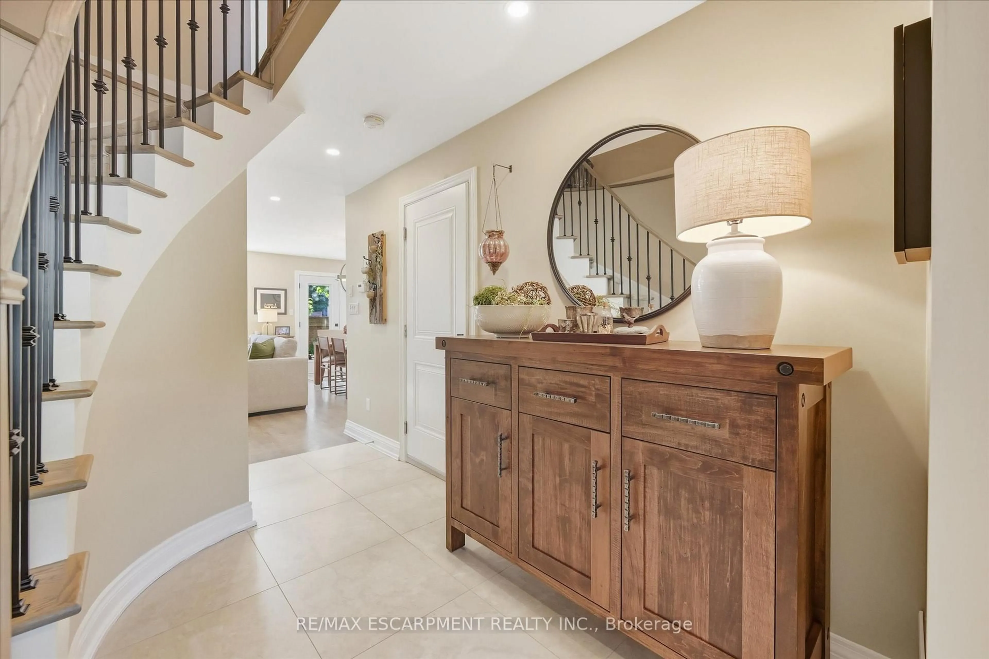 Indoor entryway for 2110 Headon Rd #6, Burlington Ontario L7M 4S2