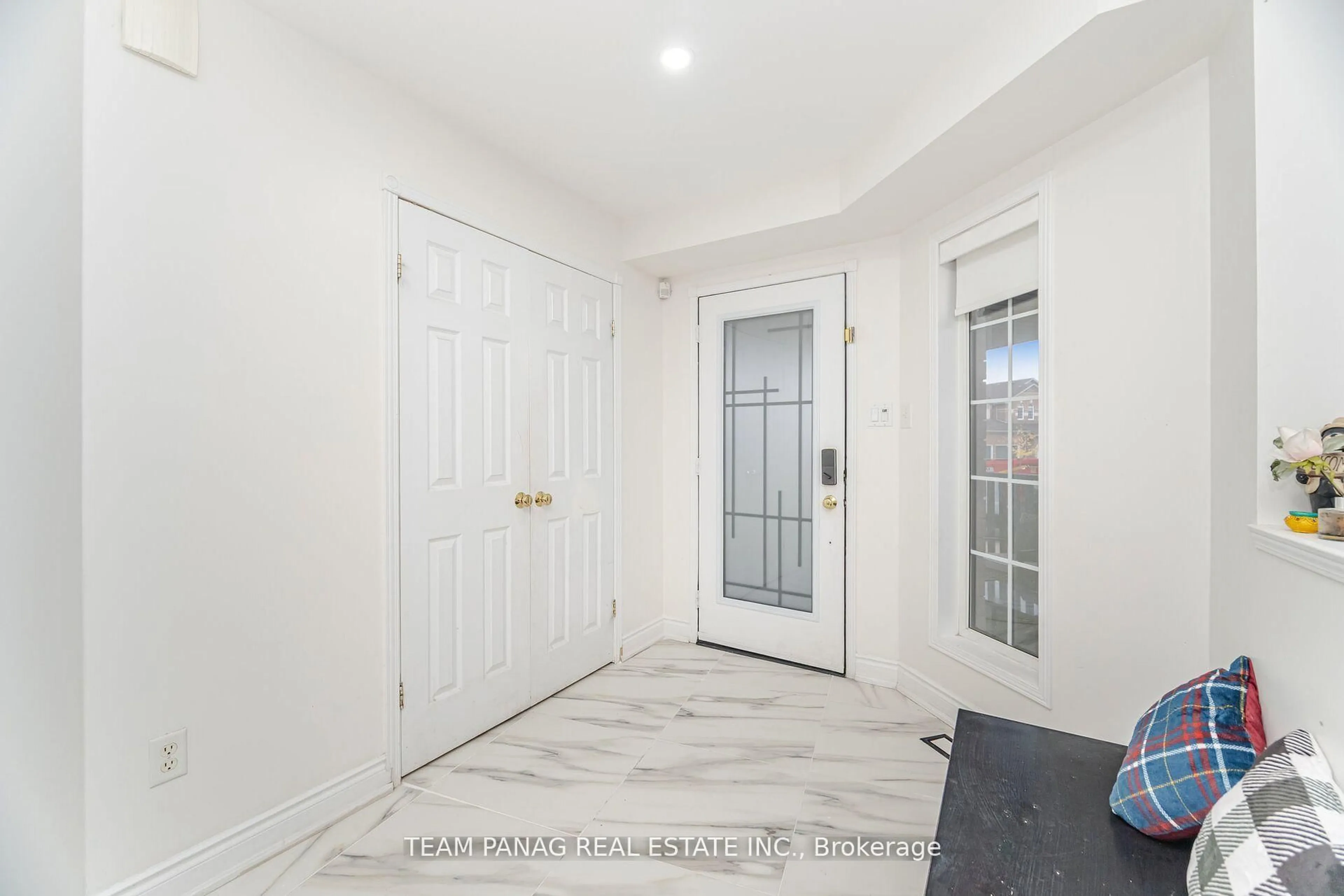 Indoor entryway for 84 Porchlight Rd, Brampton Ontario L6X 4R9