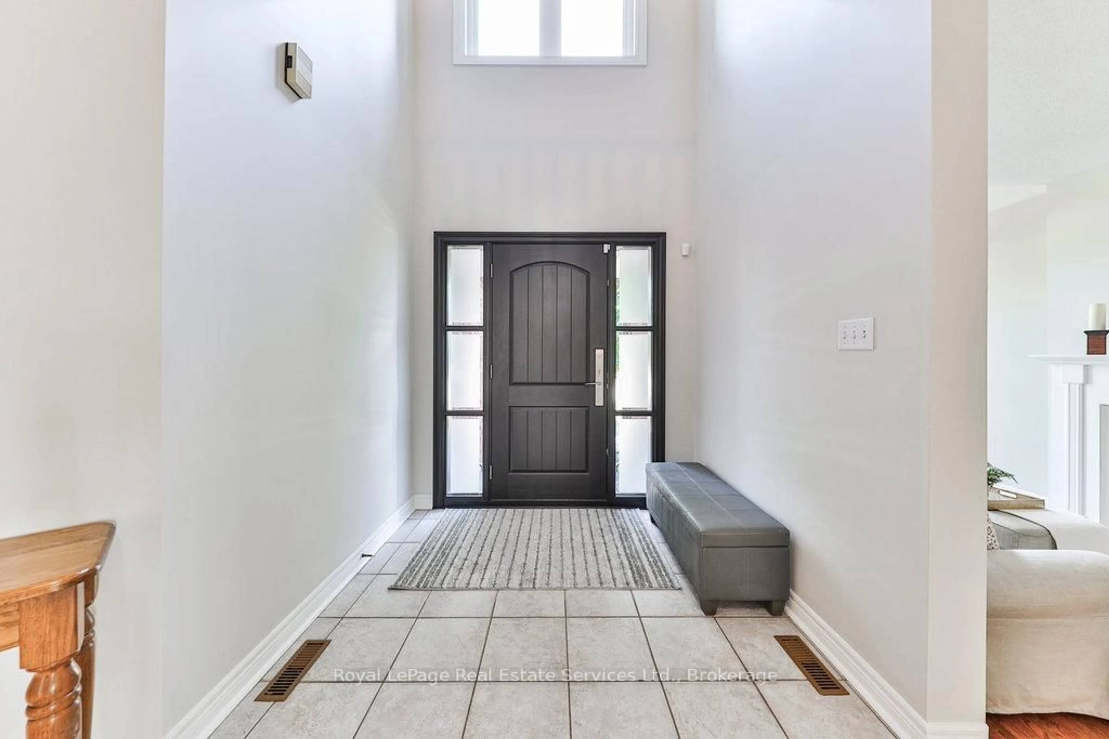 Indoor entryway for 1688 Glenvista Dr, Oakville Ontario L6H 6K6
