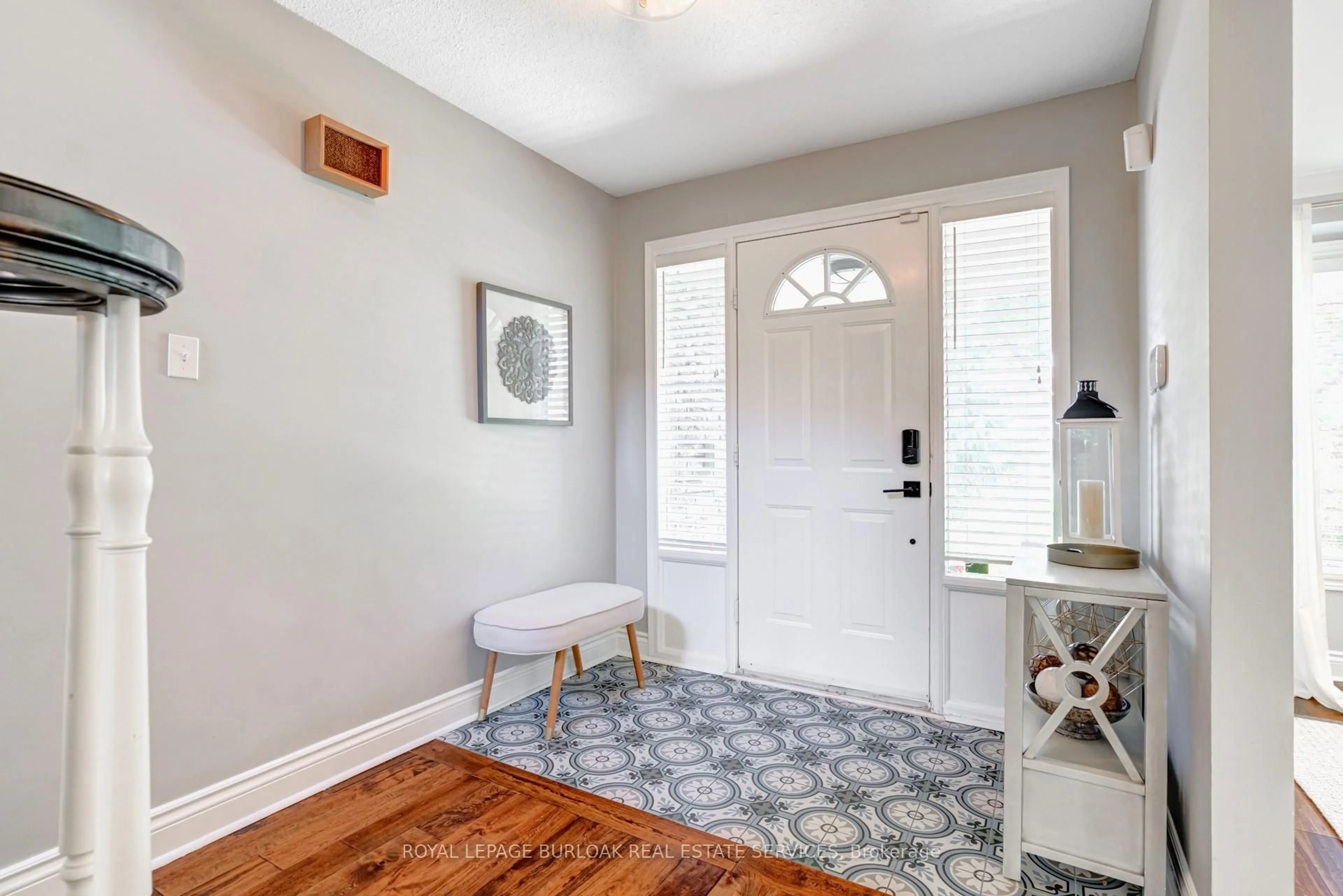 Indoor entryway for 1807 Heather Hills Dr, Burlington Ontario L7P 2Z1