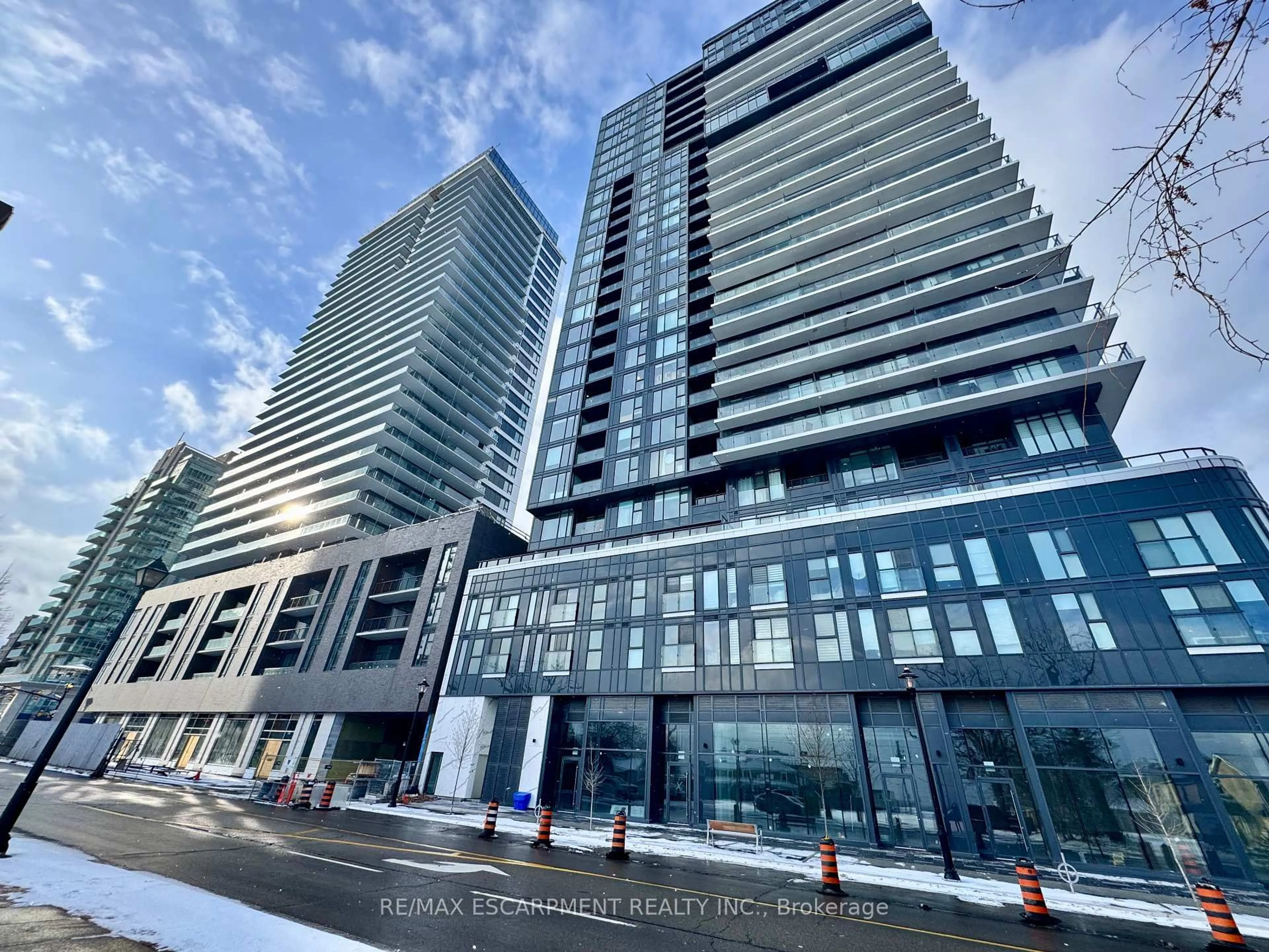 Indoor foyer for 370 Martha St #704, Burlington Ontario L7R 2P7