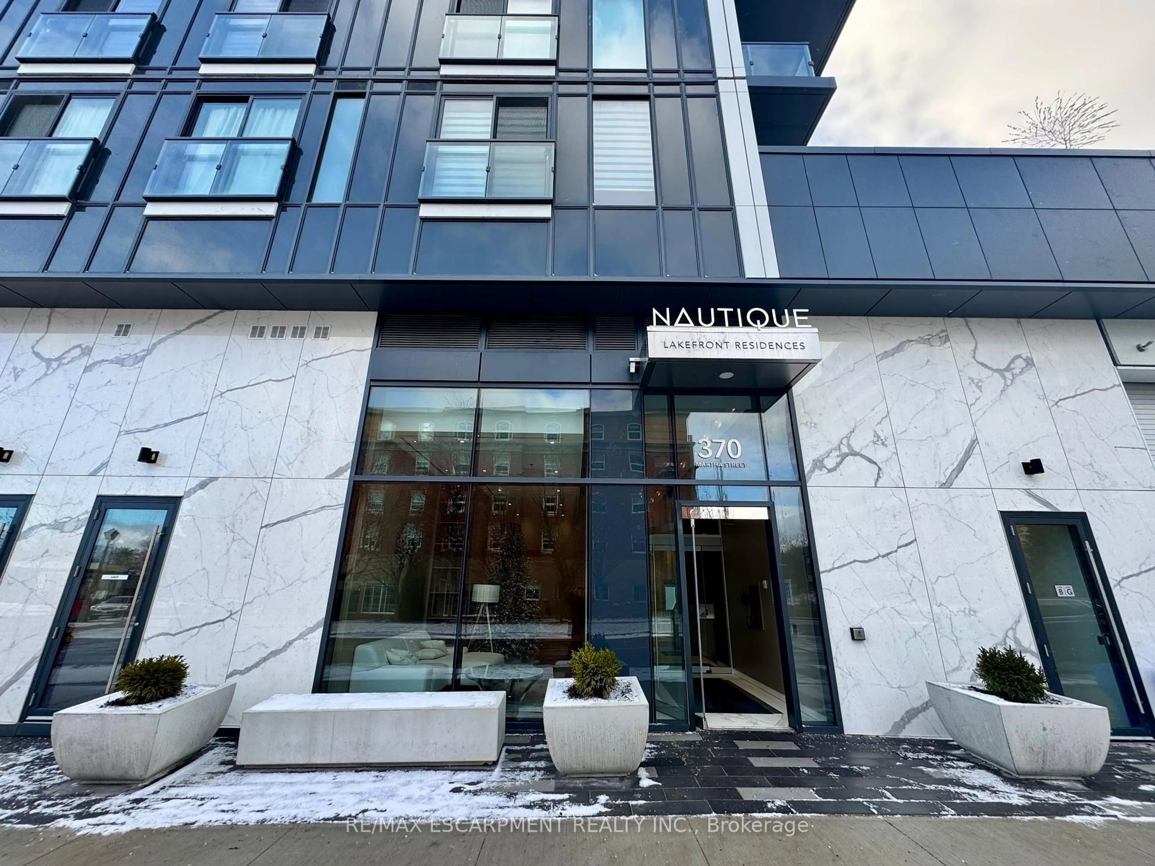 Indoor foyer for 370 Martha St #704, Burlington Ontario L7R 2P7