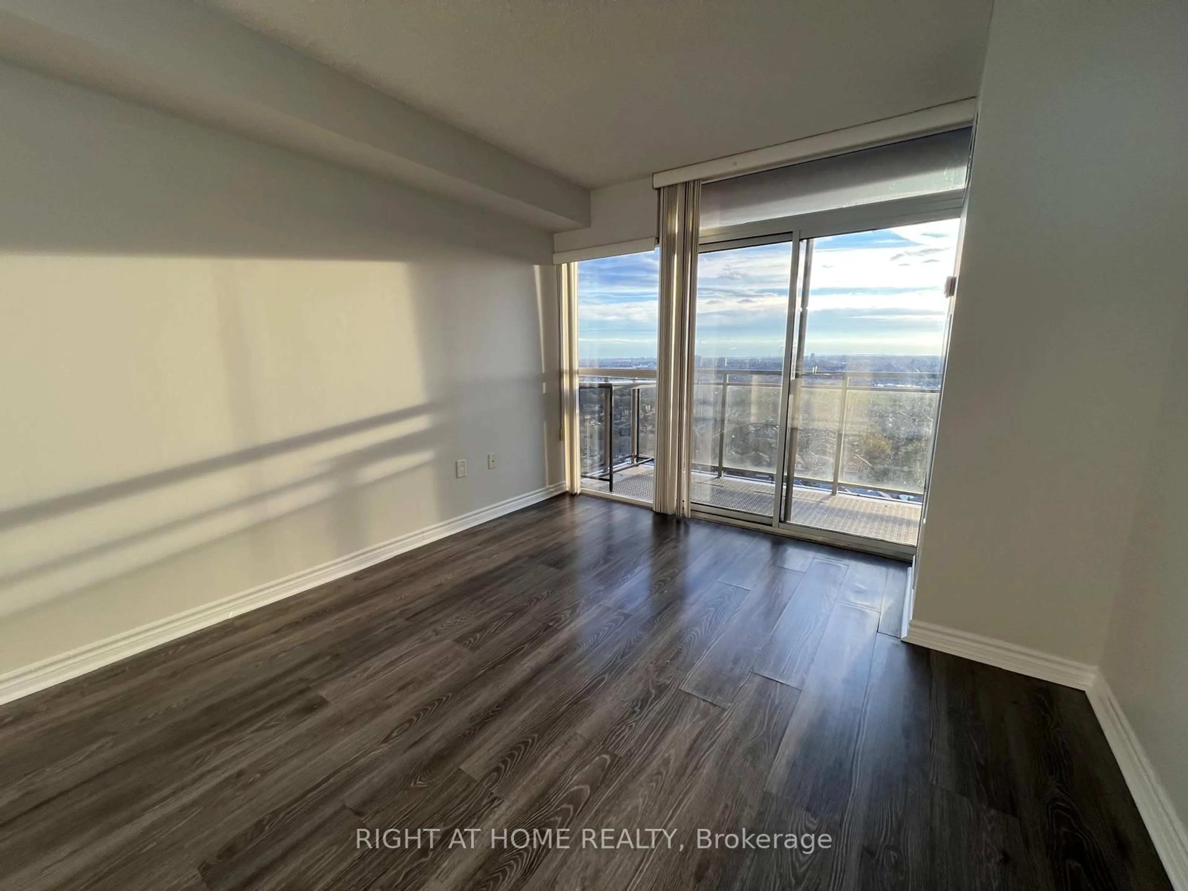 A pic of a room for 55 Strathaven Dr #1808, Mississauga Ontario L5R 4G9