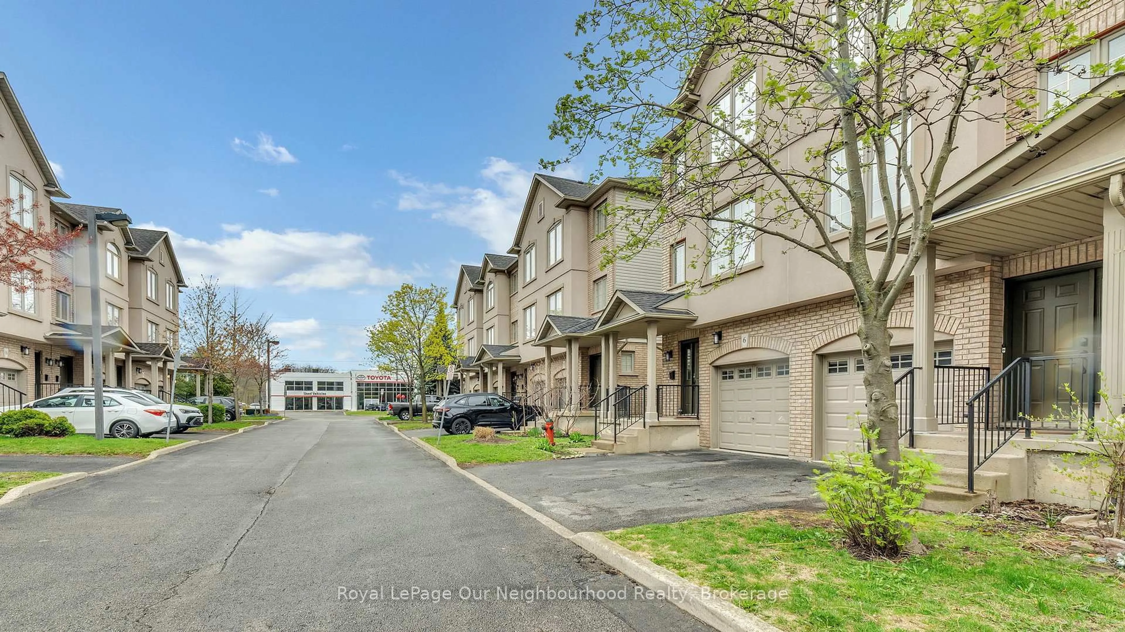 A pic from outside/outdoor area/front of a property/back of a property/a pic from drone, street for 1248 Guelph Line #7, Burlington Ontario L7P 2S9