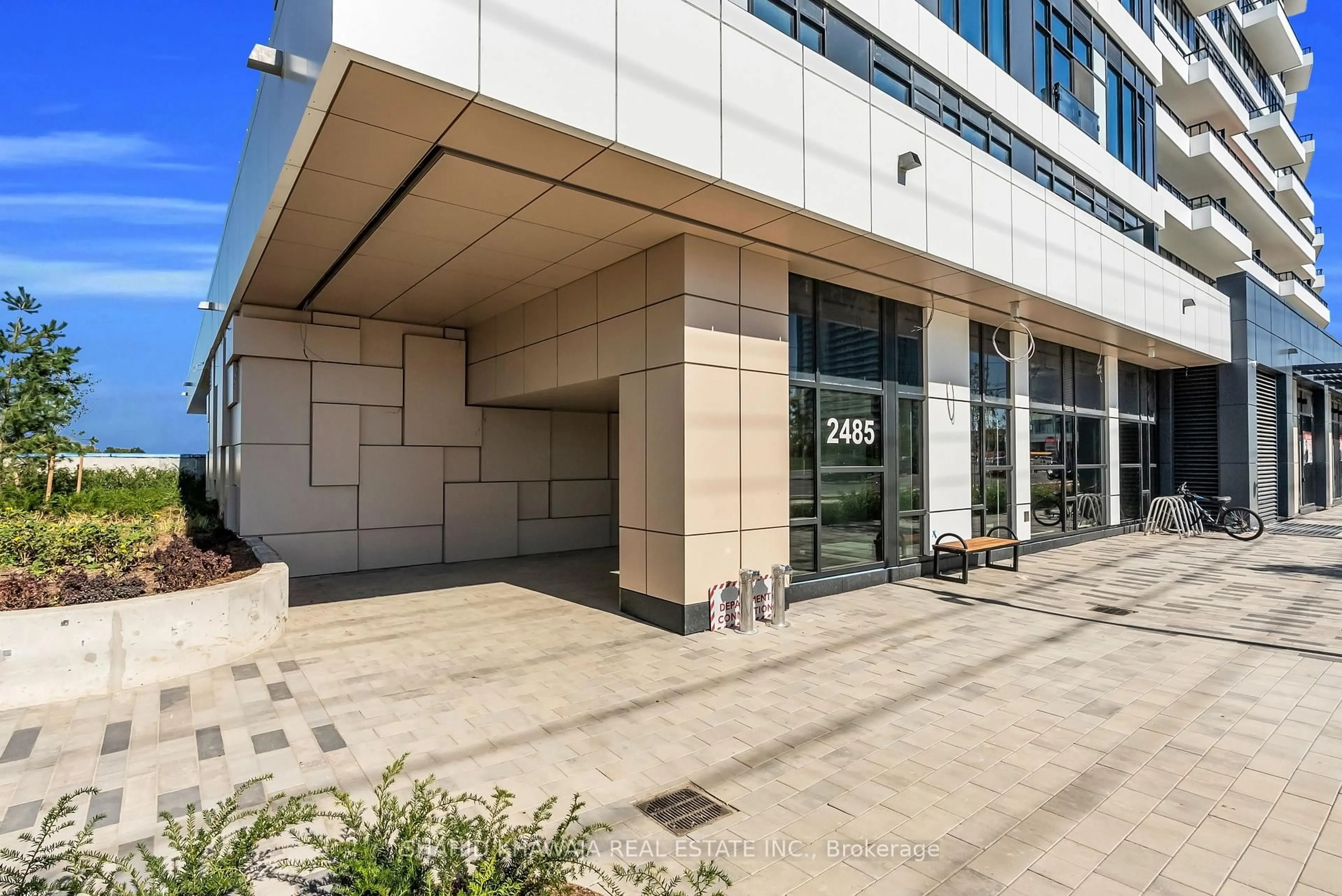 Indoor foyer for 2485 Eglinton Ave #1415, Mississauga Ontario L5M 2T1