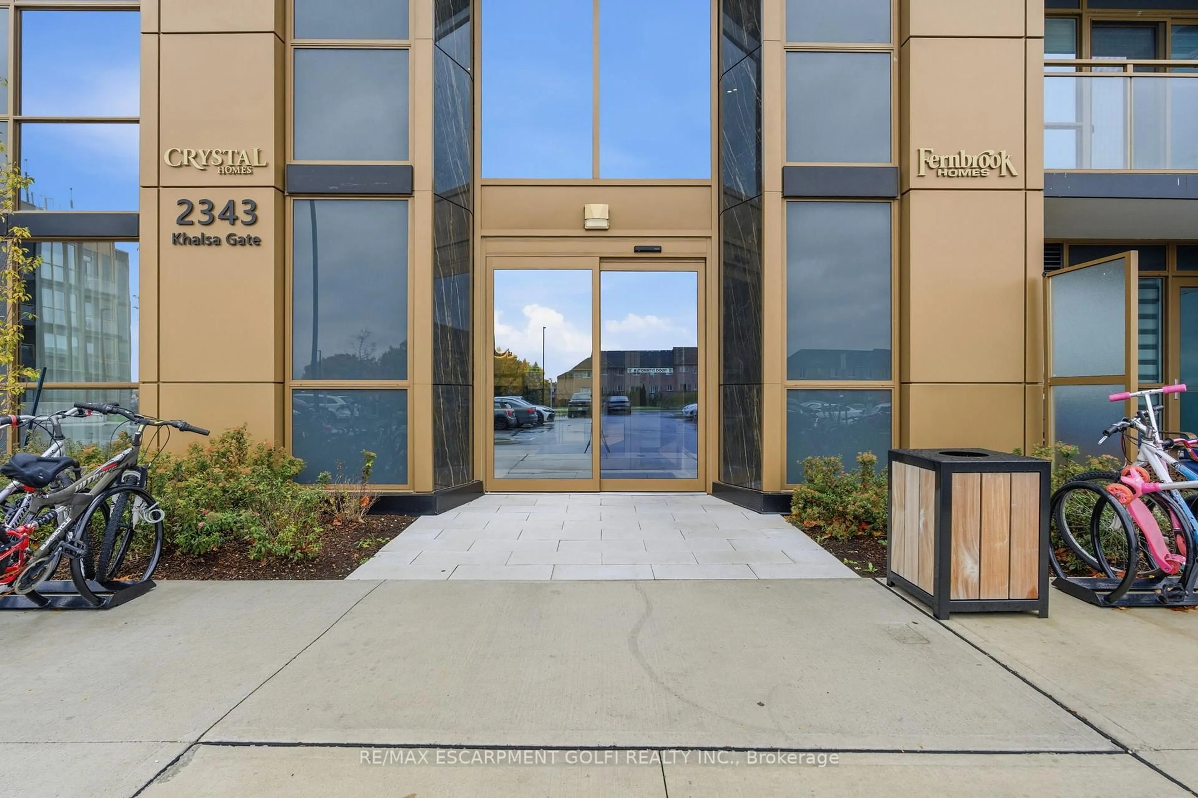 Indoor foyer for 2343 Khalsa Gate #840, Oakville Ontario L6M 5R6