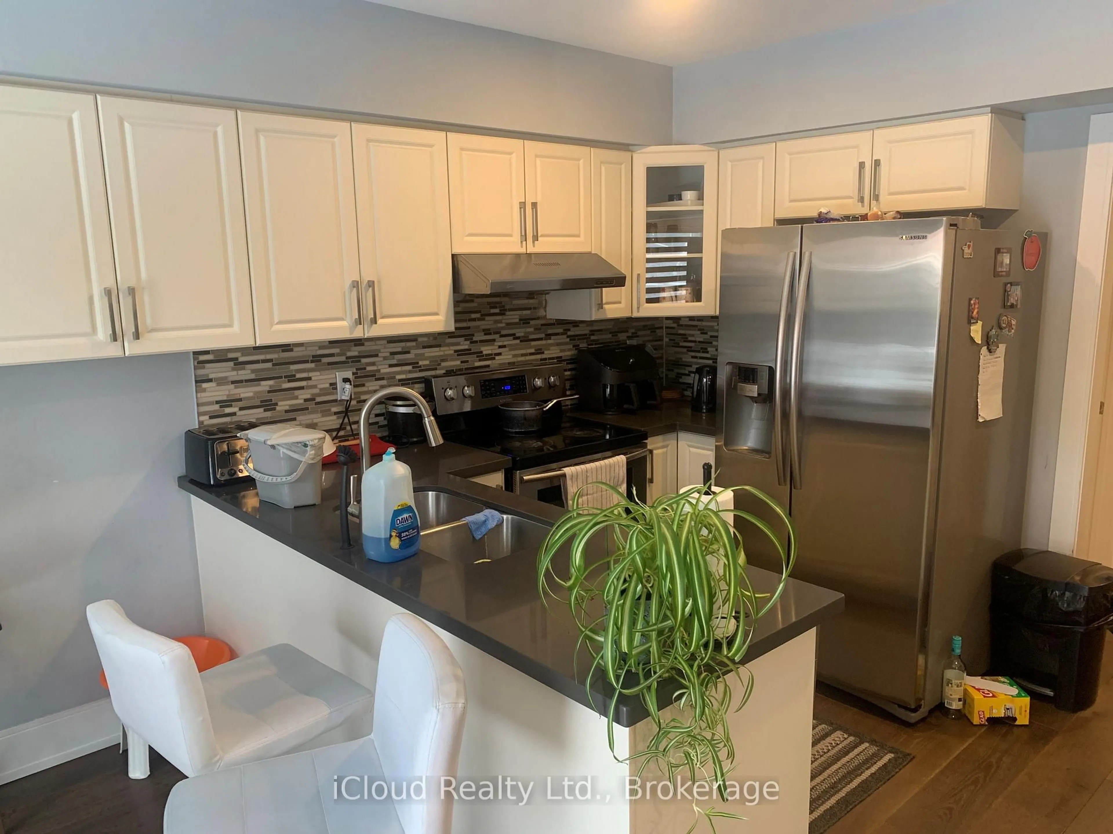 Open concept kitchen, ceramic/tile floor for 878 Blyleven Blvd, Mississauga Ontario L5V 2J3