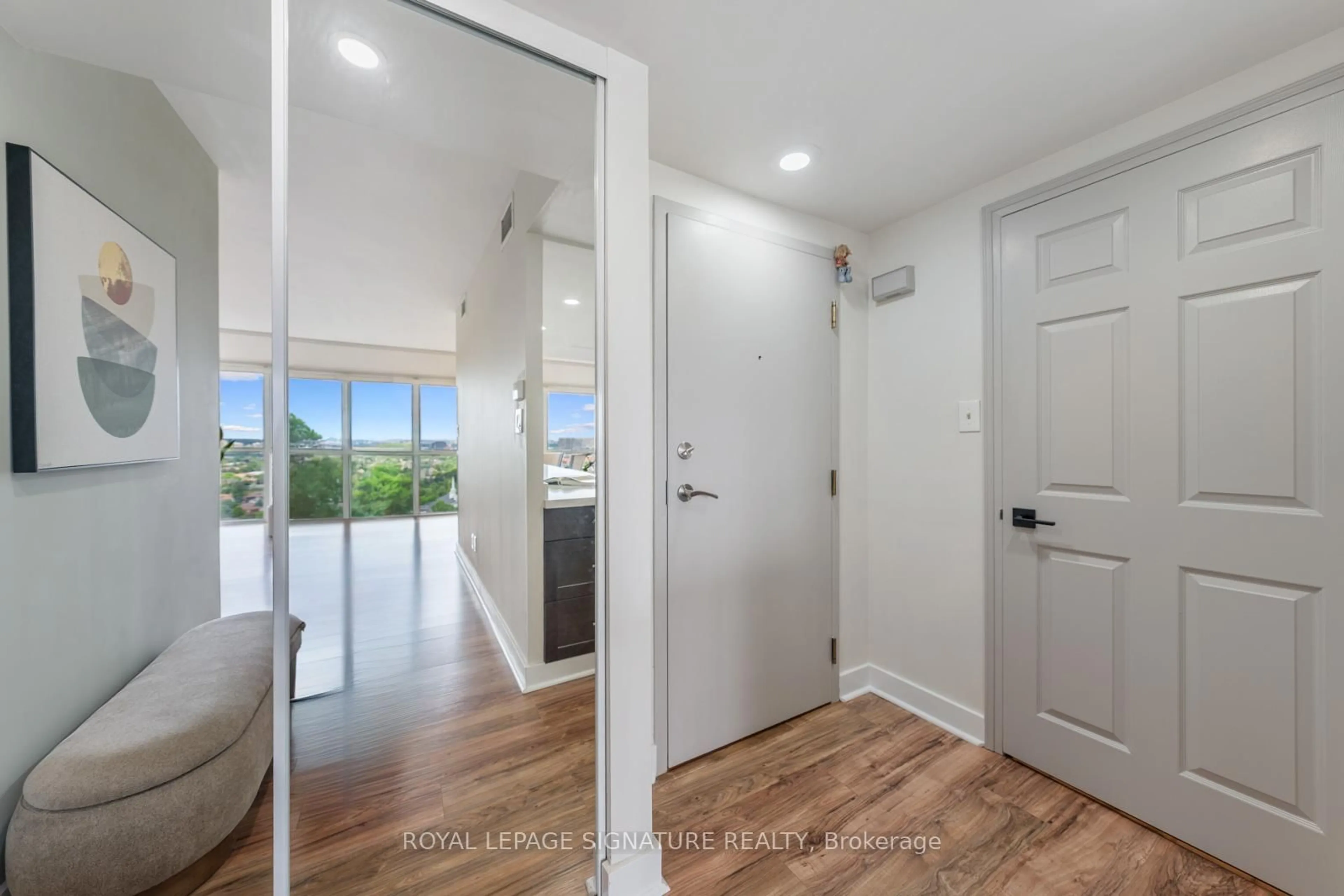 Indoor entryway for 880 Dundas St #LPH4, Mississauga Ontario L5C 4H3