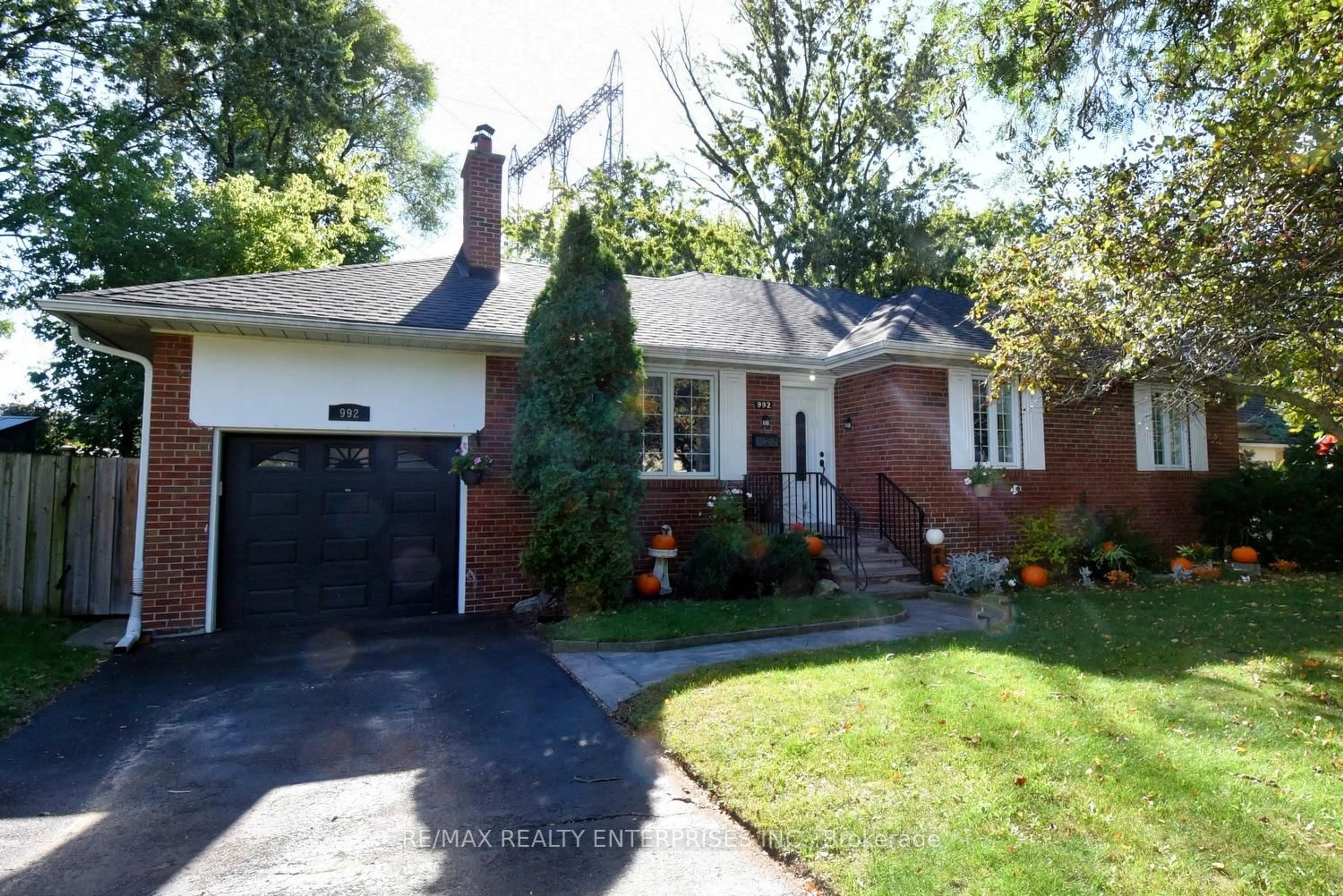 Home with brick exterior material, street for 992 Baldwin Rd, Mississauga Ontario L4Y 1J2