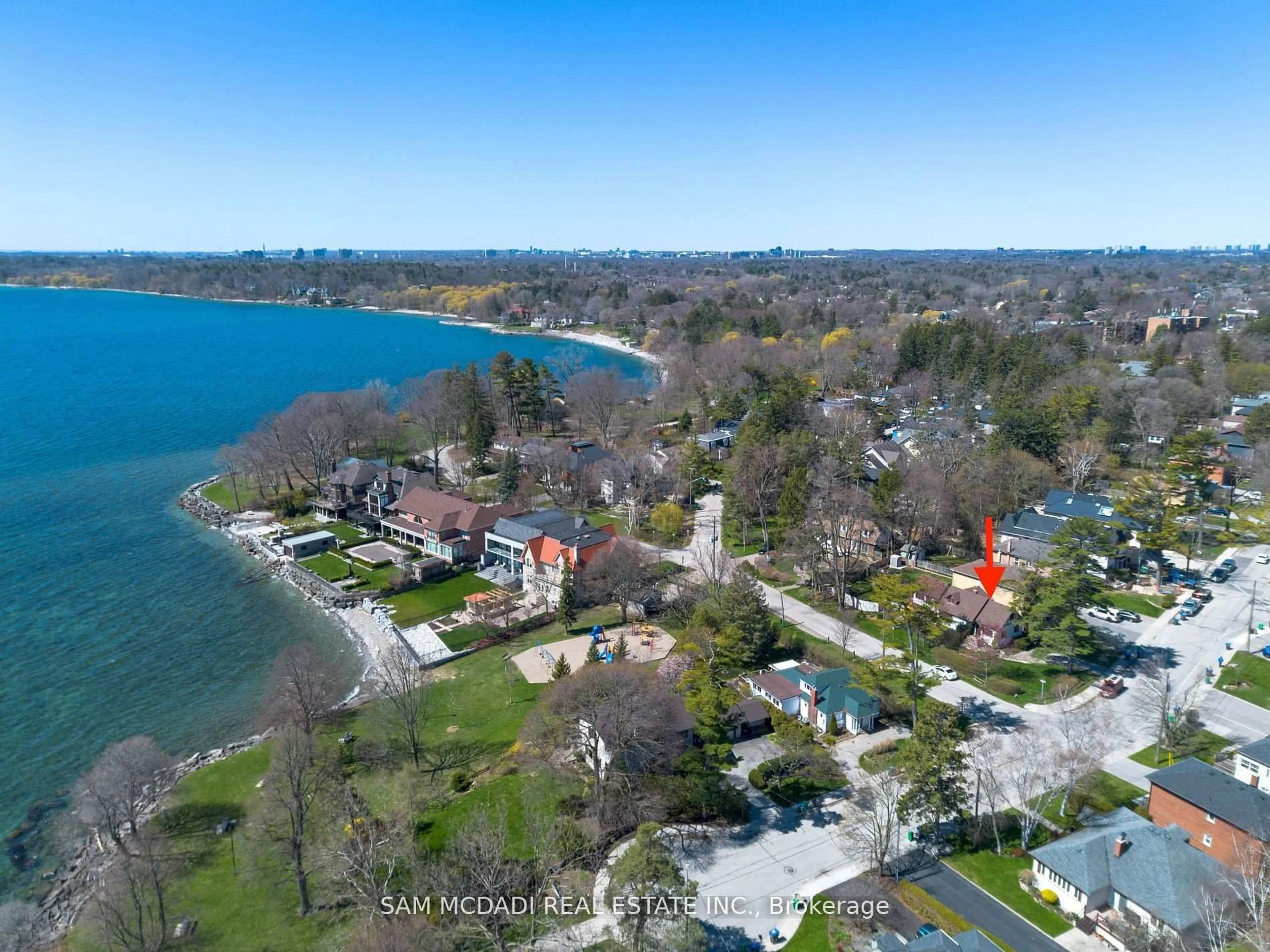 A pic from outside/outdoor area/front of a property/back of a property/a pic from drone, water/lake/river/ocean view for 62 Maple Ave, Mississauga Ontario L5H 2R6