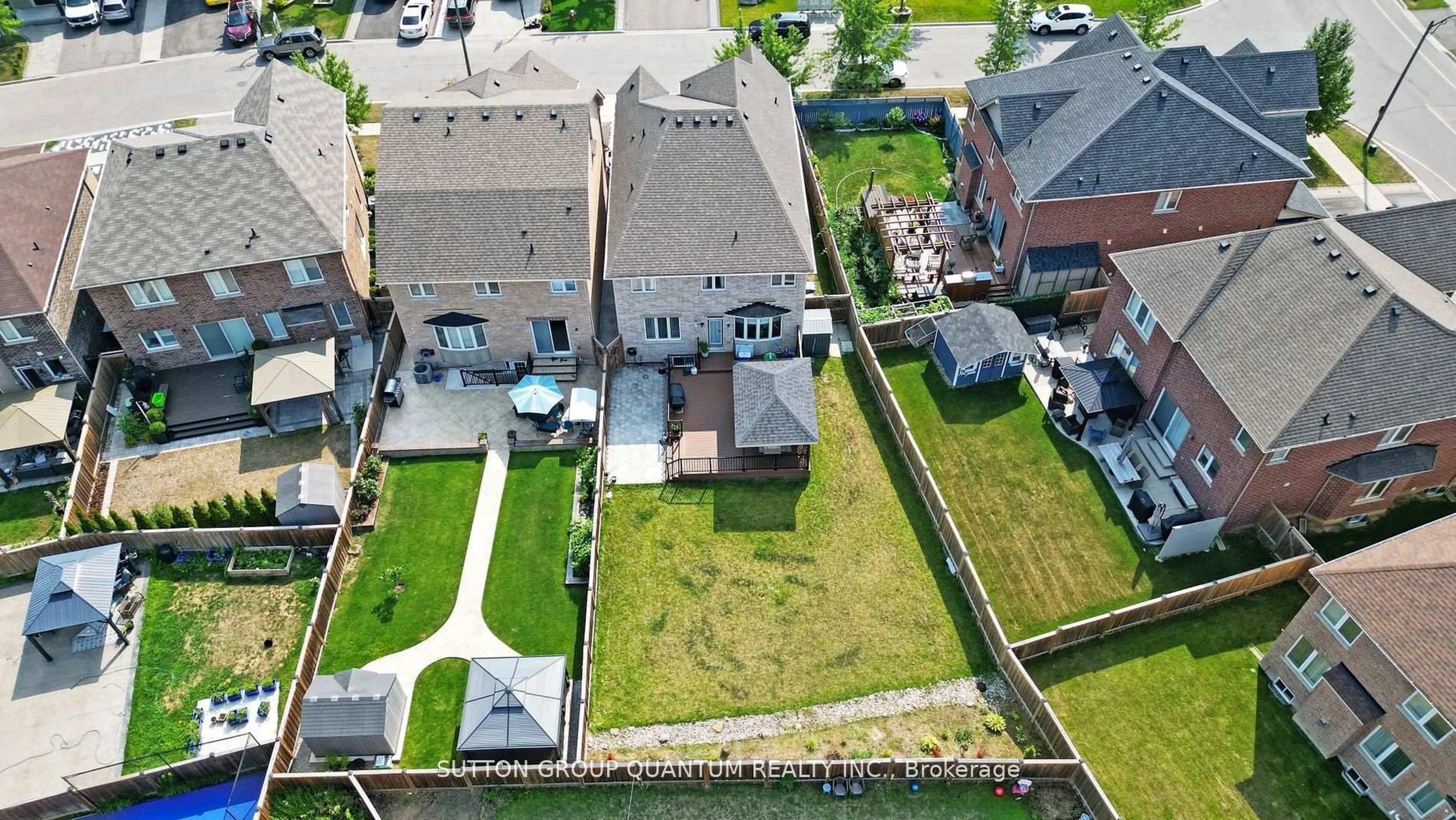 A pic from outside/outdoor area/front of a property/back of a property/a pic from drone, unknown for 4 Brethby St, Caledon Ontario L7C 3W2