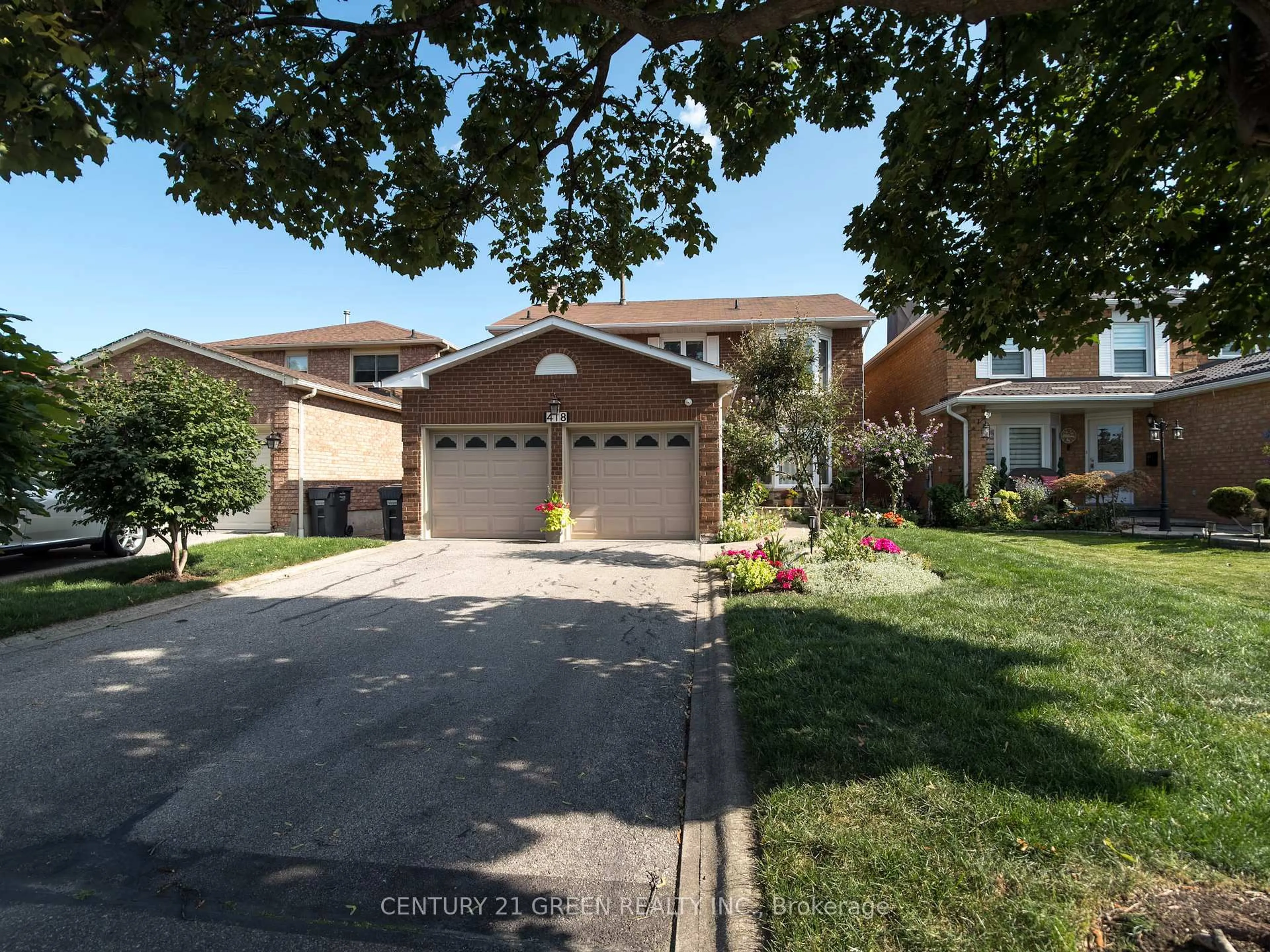 A pic from outside/outdoor area/front of a property/back of a property/a pic from drone, street for 418 Chieftan Circ, Mississauga Ontario L4Z 3A7