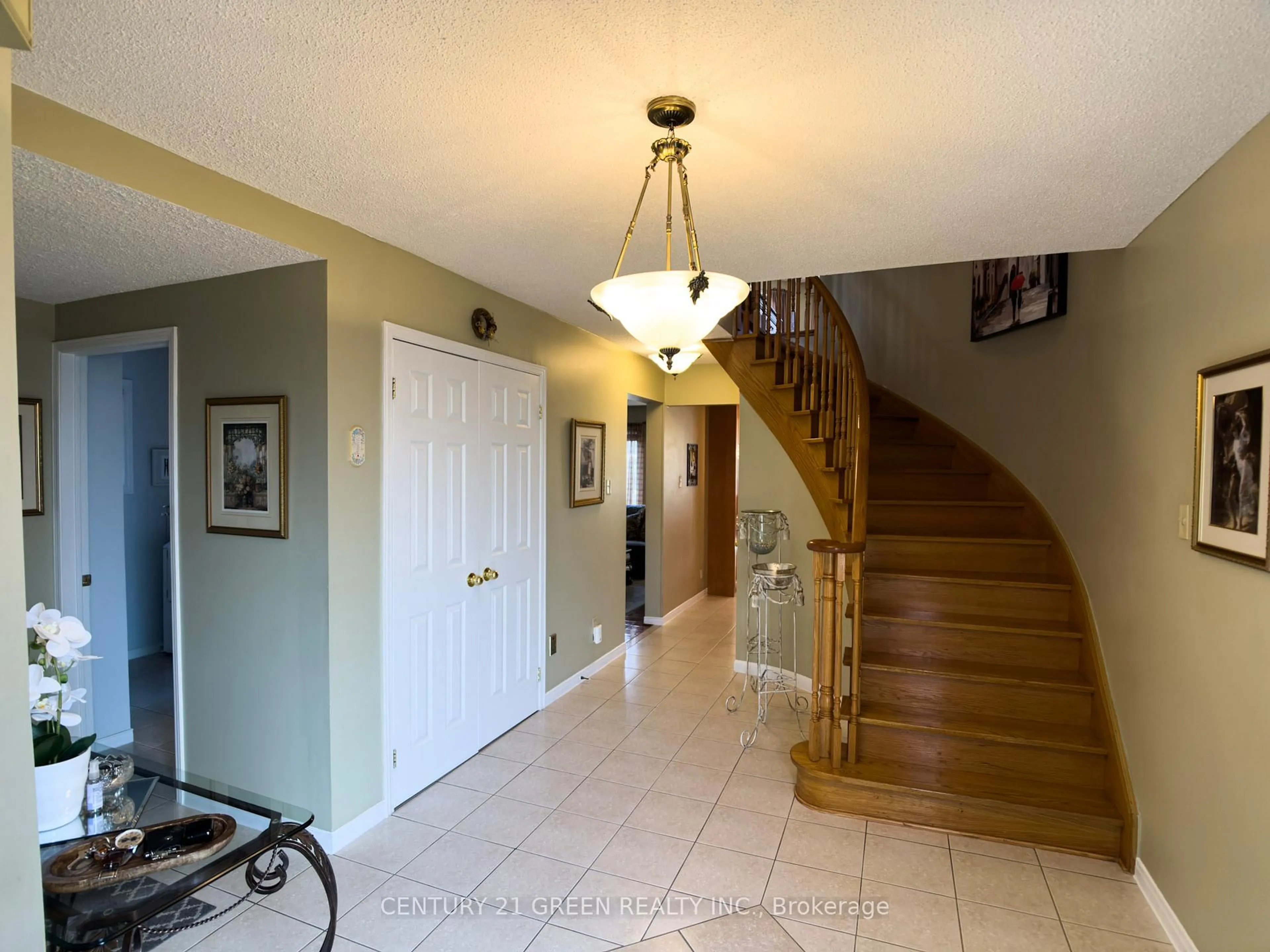 Indoor foyer for 418 Chieftan Circ, Mississauga Ontario L4Z 3A7