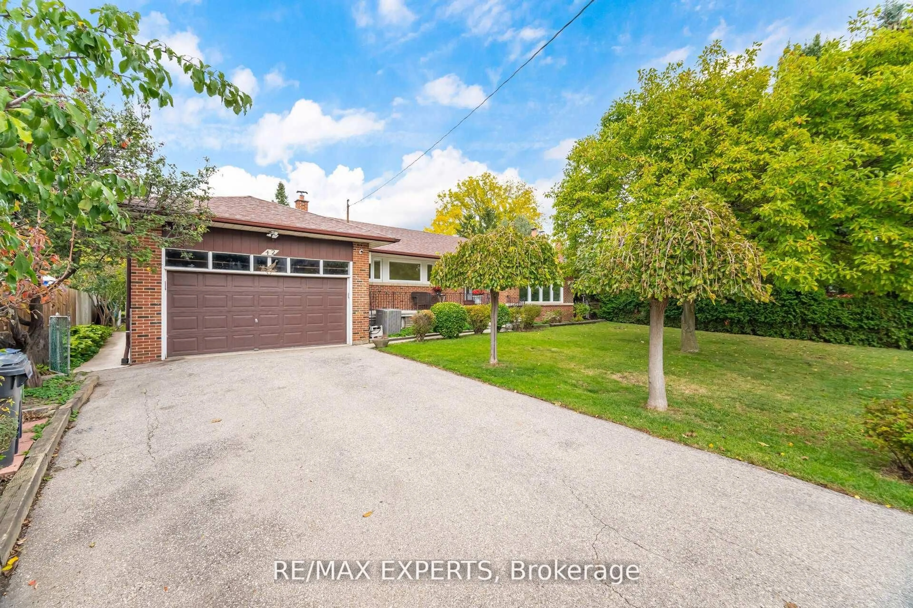 A pic from outside/outdoor area/front of a property/back of a property/a pic from drone, street for 42 Cowley Ave, Toronto Ontario M8B 2E3