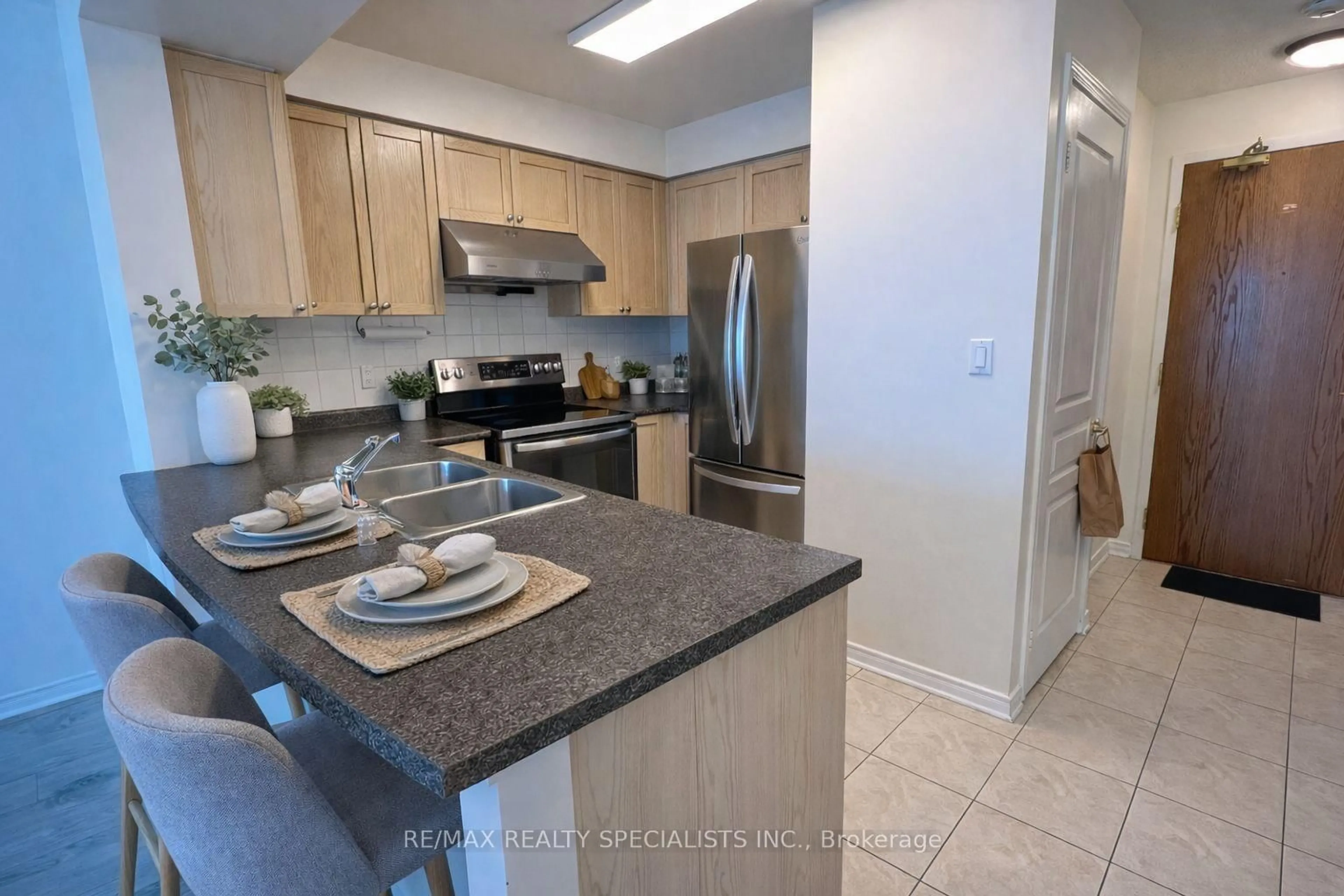 Standard kitchen, ceramic/tile floor for 4879 Kimbermount Ave #810, Mississauga Ontario L5M 7R8