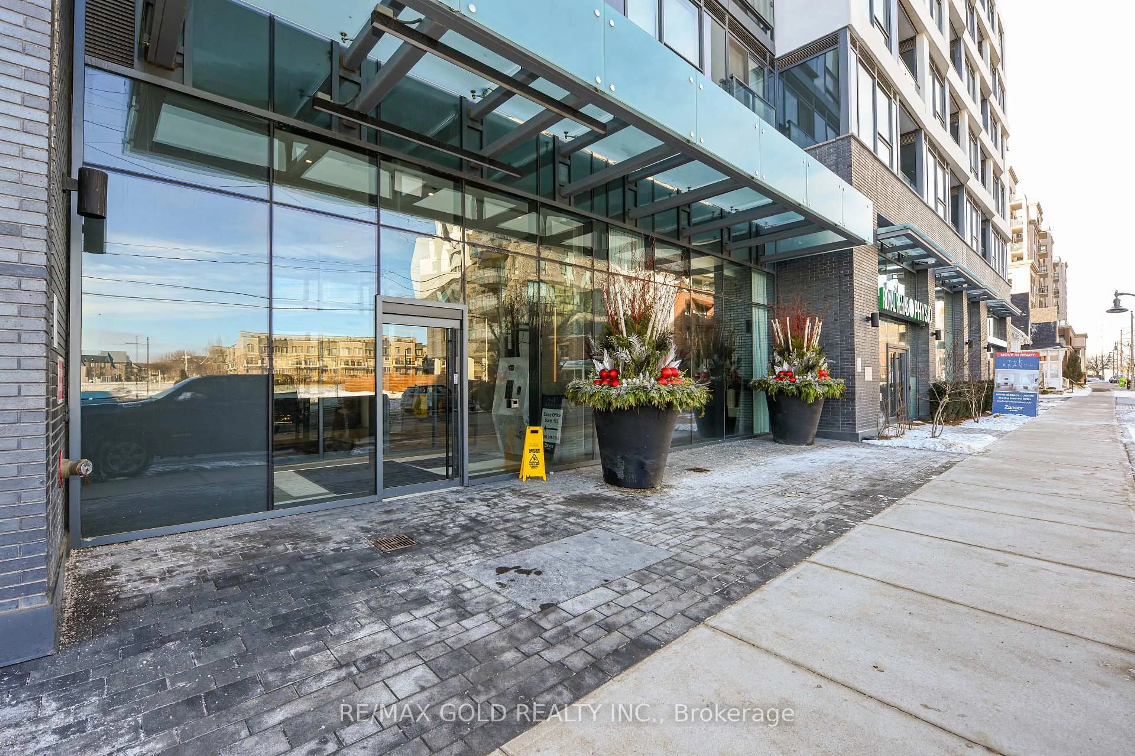 Indoor foyer for 2450 Old Bronte Rd #723, Oakville Ontario L6M 5P6