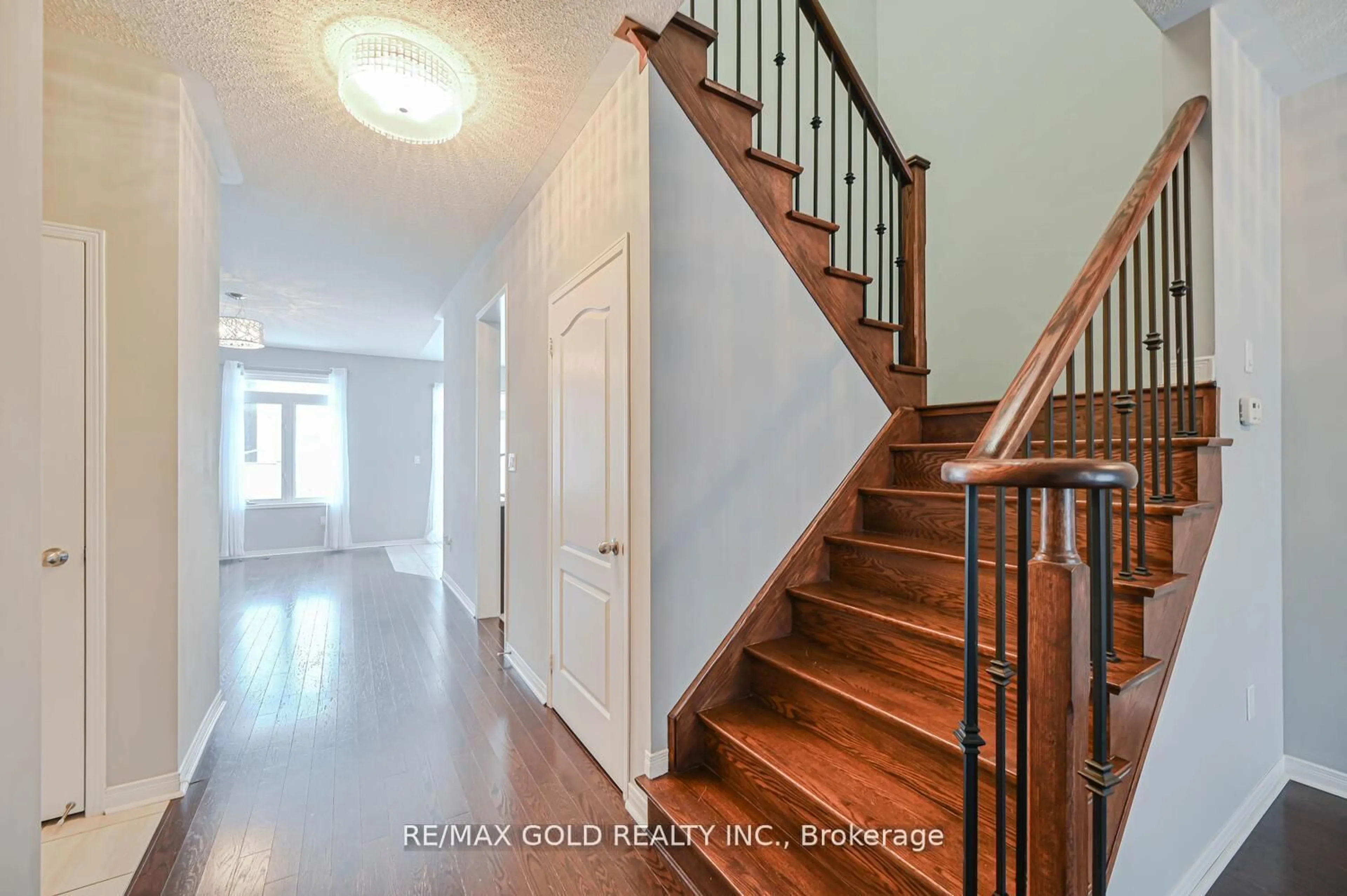 Indoor entryway for 67 Zelda Rd, Brampton Ontario L6R 3V4