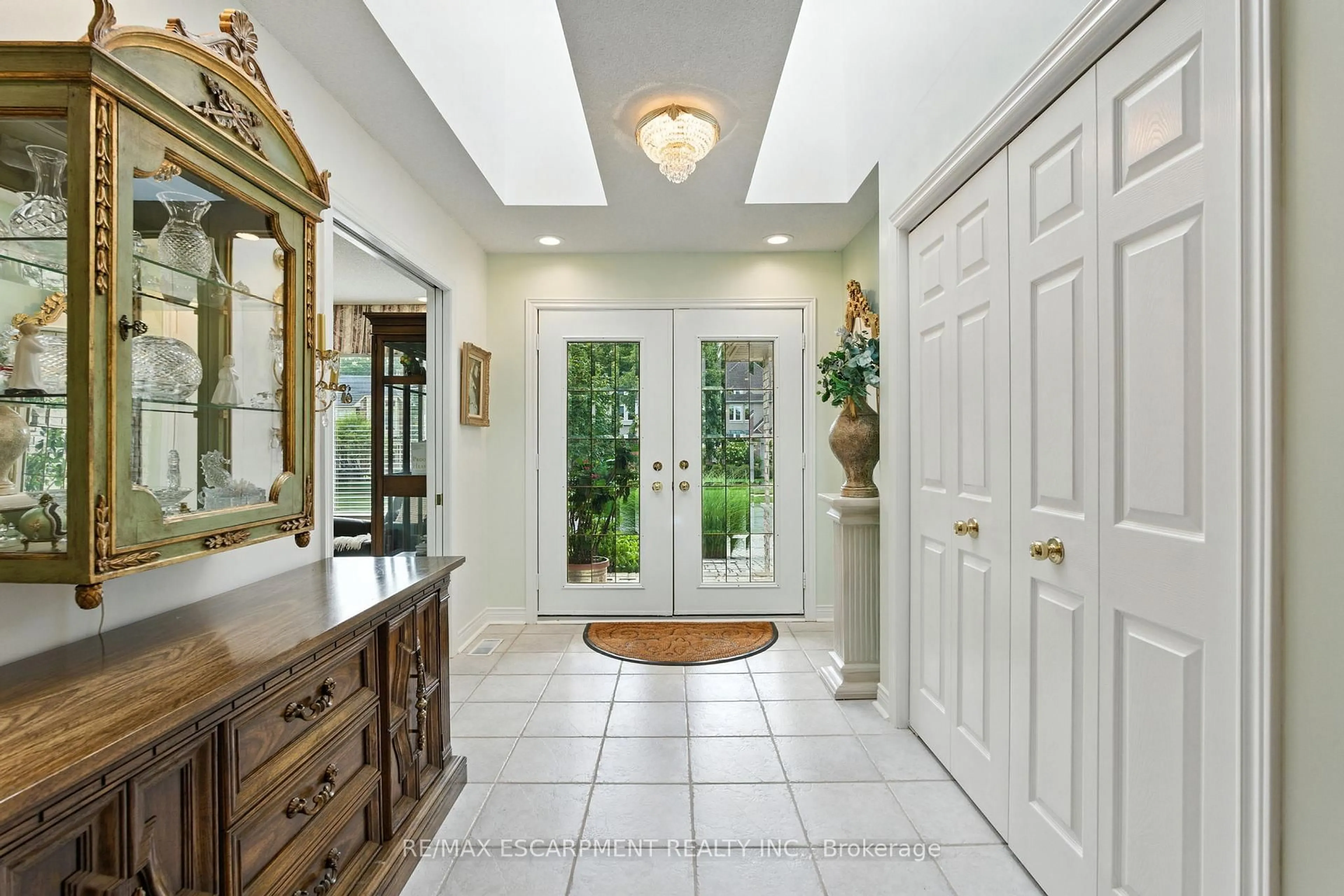 Indoor entryway for 1104 Crofton Way, Burlington Ontario L7P 4W8