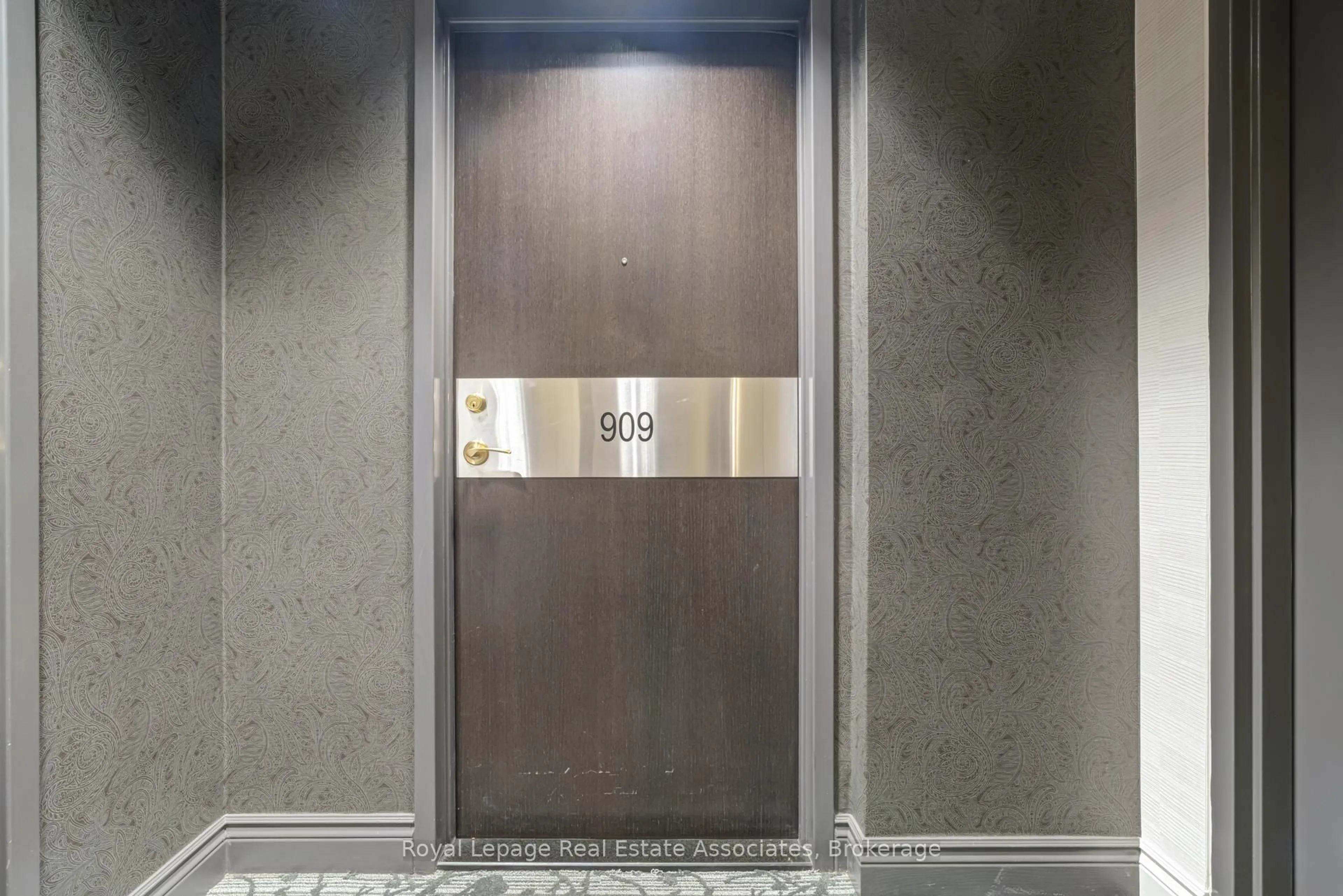 Indoor foyer for 1 Belvedere Crt #909, Brampton Ontario L6V 4M6