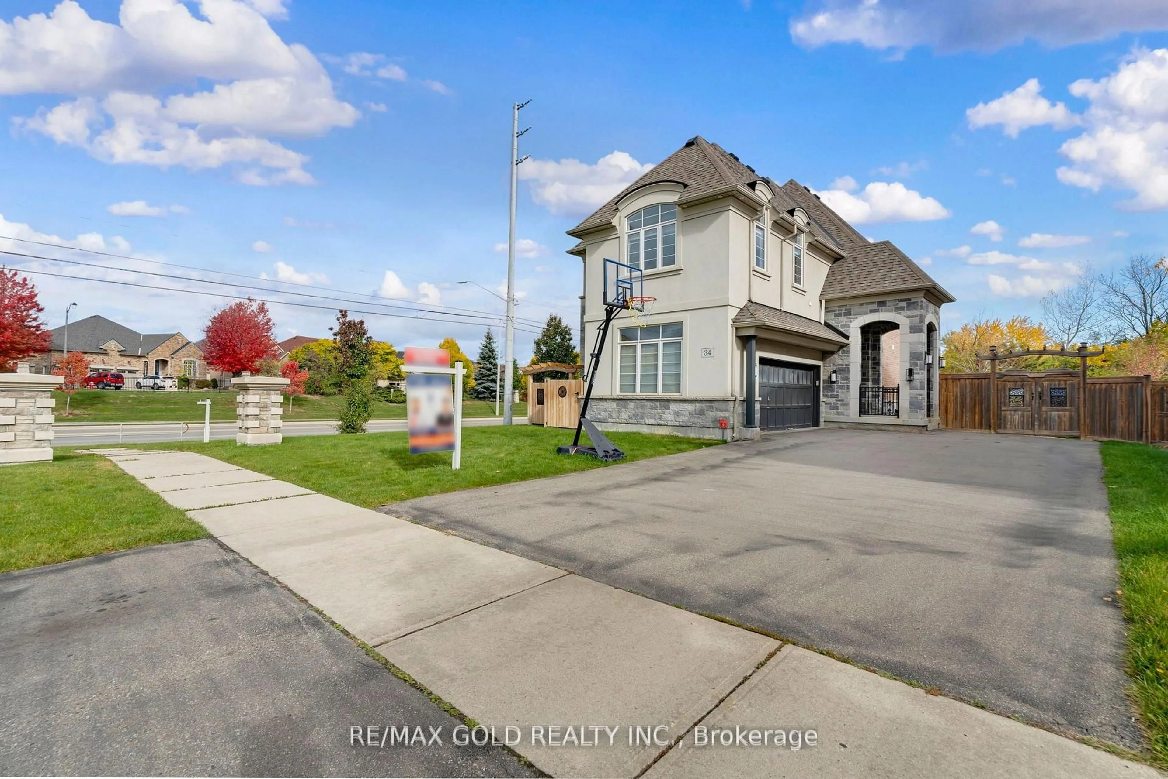 A pic from outside/outdoor area/front of a property/back of a property/a pic from drone, street for 34 Rhapsody Cres, Brampton Ontario L6P 4E8