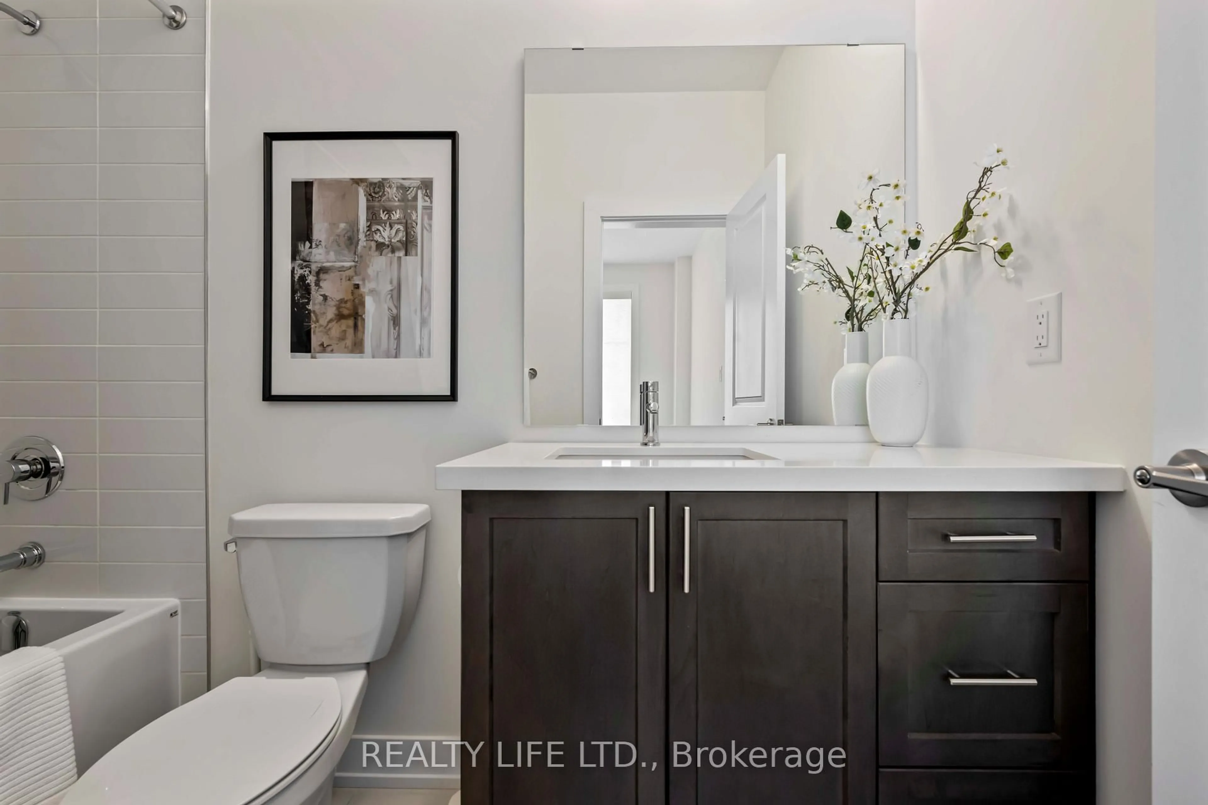 Contemporary bathroom, ceramic/tile floor for 2273 Turnberry Rd #6, Burlington Ontario L7M 2B2