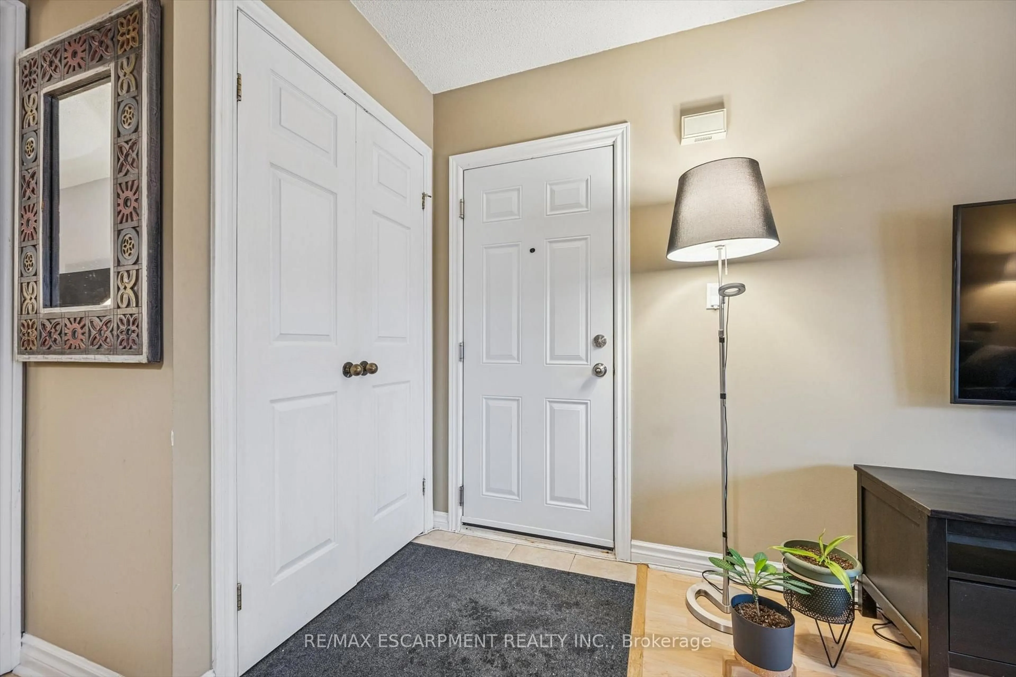 Indoor entryway for 2040 CLEAVER Ave #219, Burlington Ontario L7M 4C4