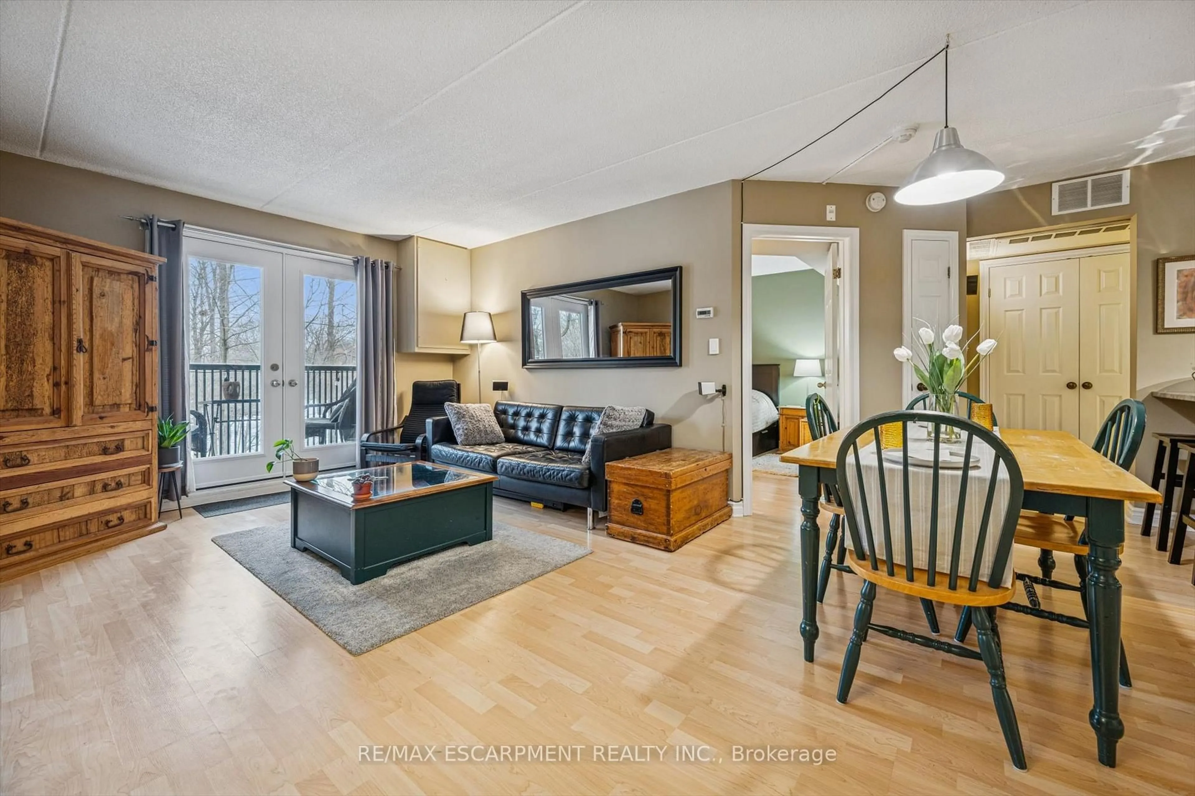 Living room with furniture, unknown for 2040 CLEAVER Ave #219, Burlington Ontario L7M 4C4