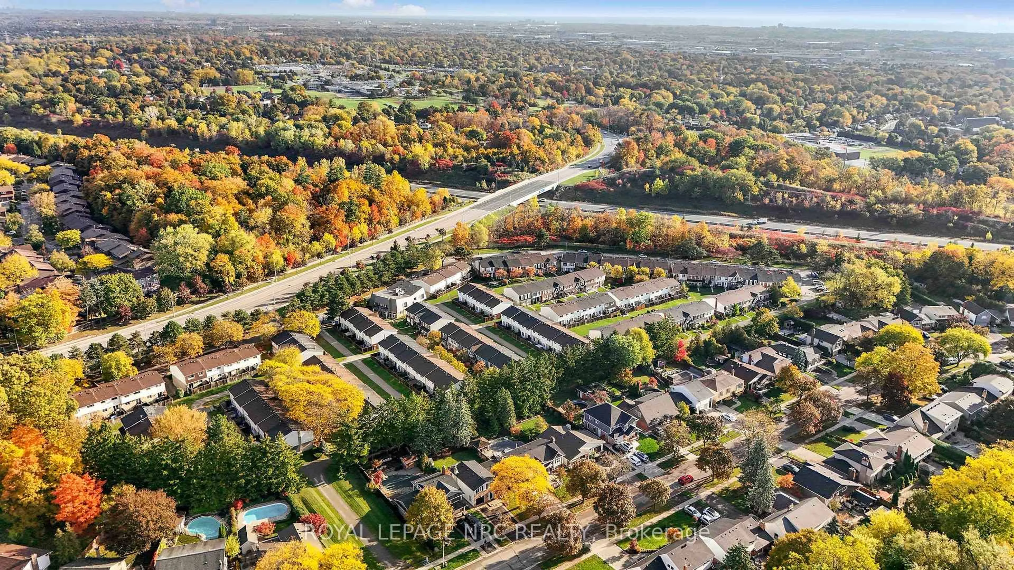 A pic from outside/outdoor area/front of a property/back of a property/a pic from drone, street for 2232 Upper Middle Rd #4, Burlington Ontario L7P 2Z9