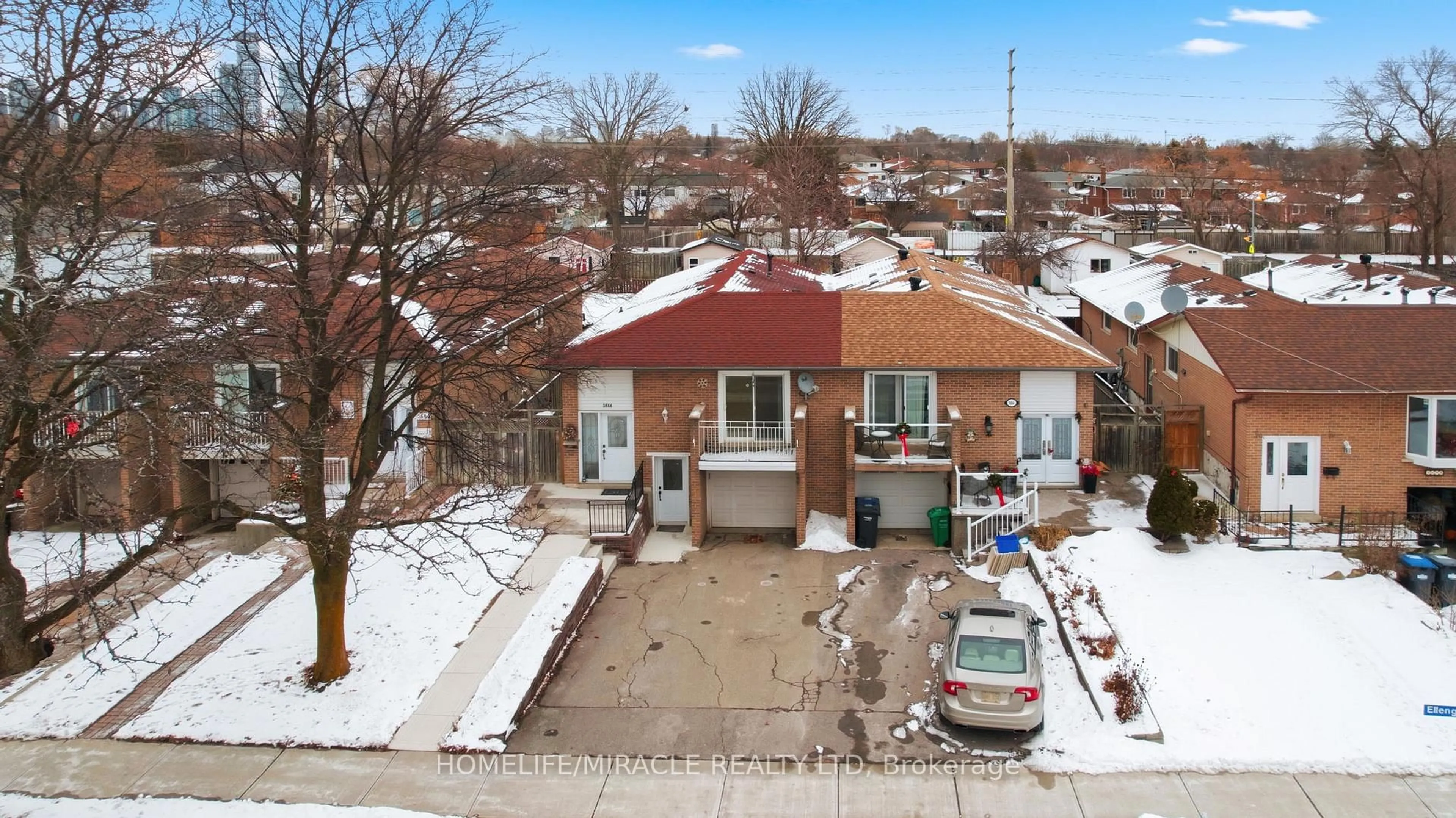 A pic from outside/outdoor area/front of a property/back of a property/a pic from drone, street for 3684 Ellengale Dr, Mississauga Ontario L5C 1Z7