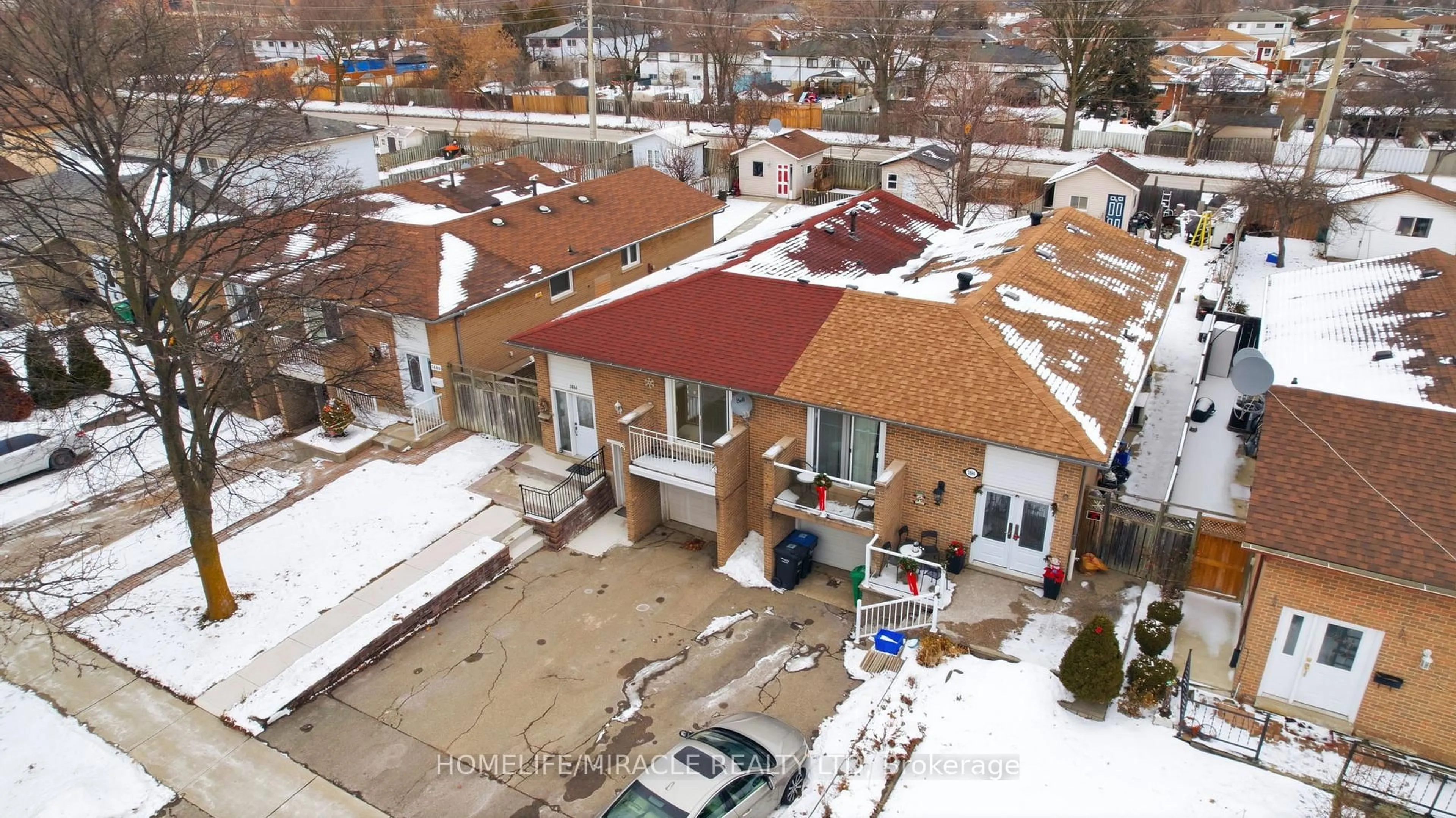A pic from outside/outdoor area/front of a property/back of a property/a pic from drone, street for 3684 Ellengale Dr, Mississauga Ontario L5C 1Z7