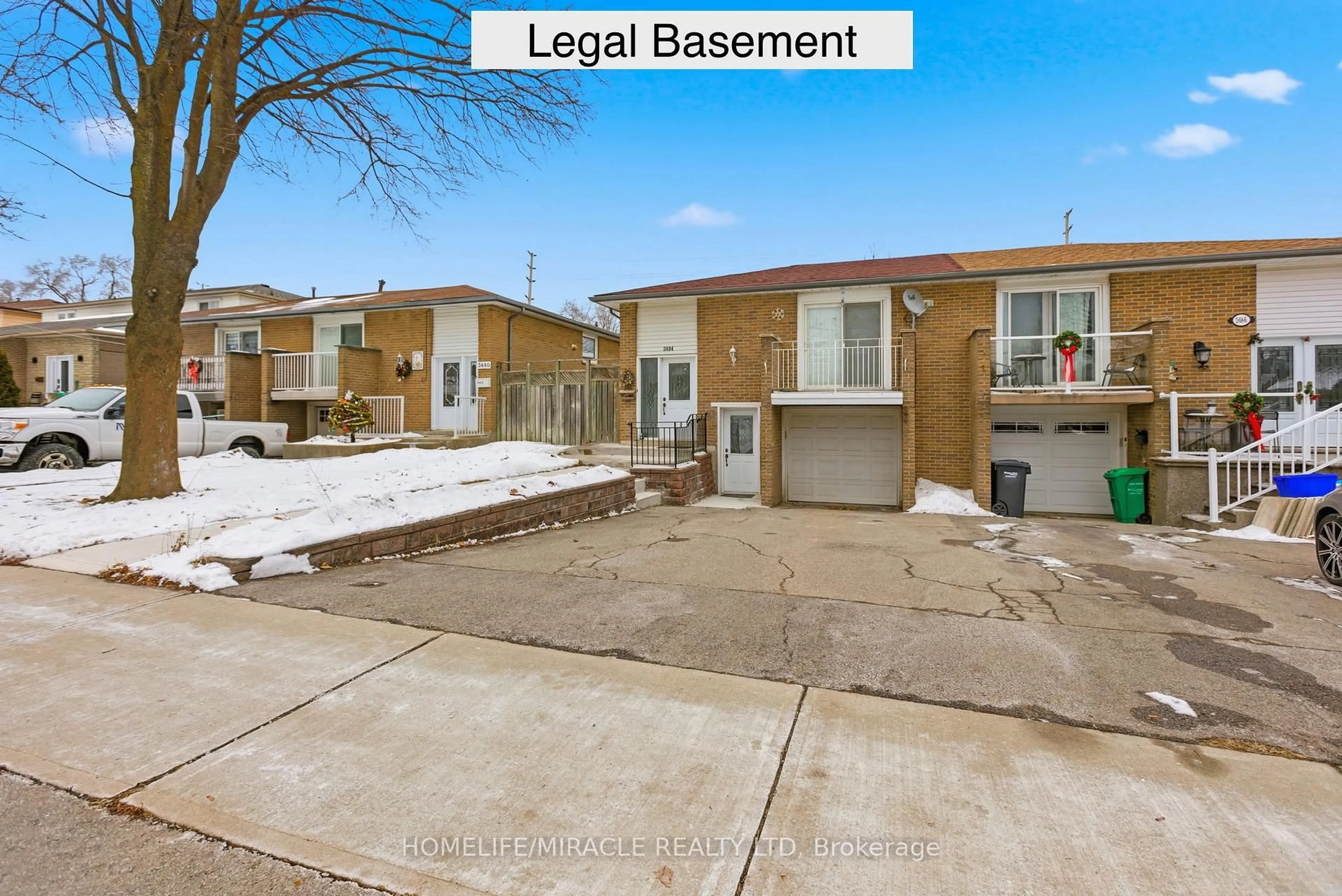 A pic from outside/outdoor area/front of a property/back of a property/a pic from drone, street for 3684 Ellengale Dr, Mississauga Ontario L5C 1Z7