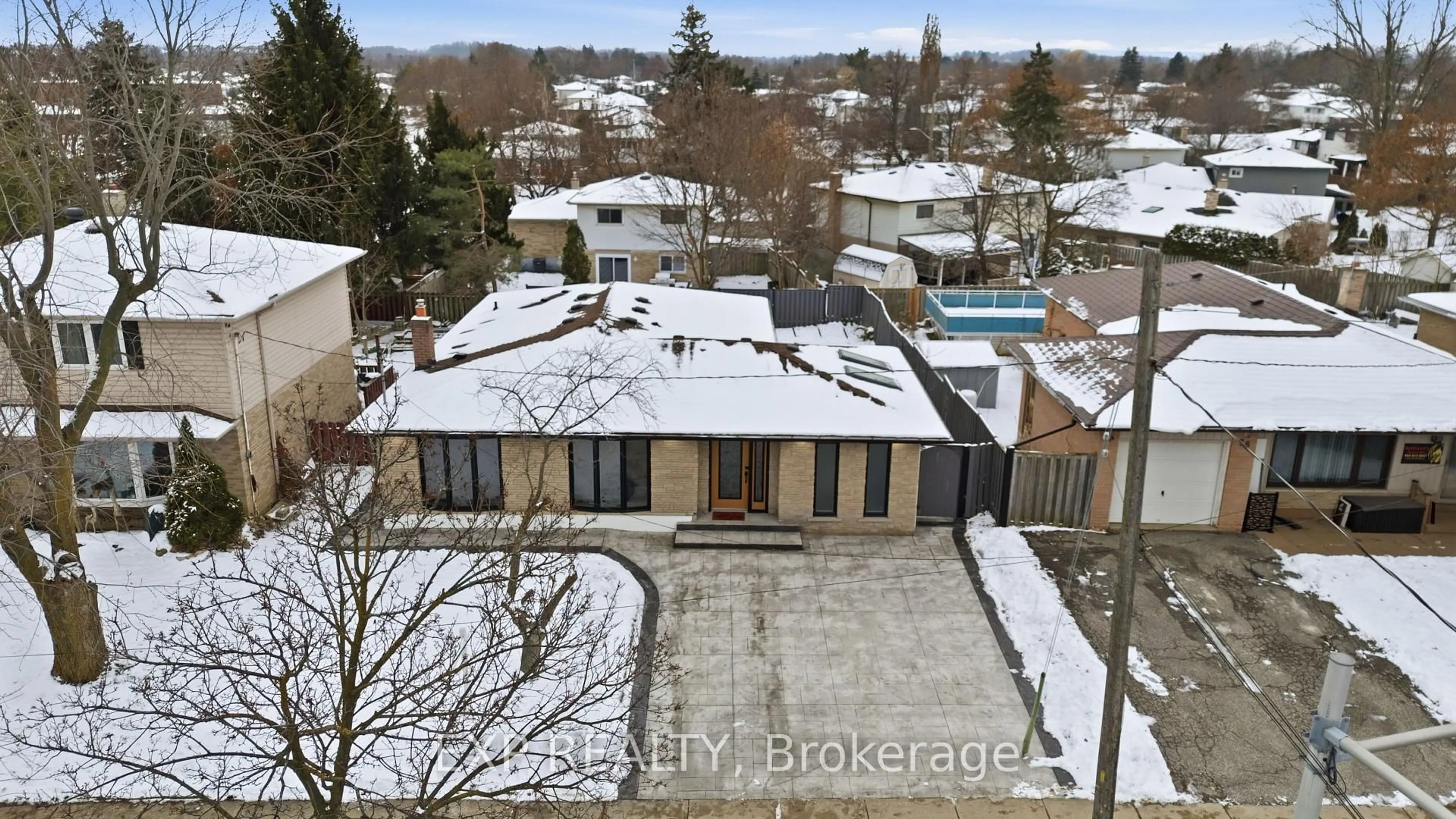 A pic from outside/outdoor area/front of a property/back of a property/a pic from drone, city buildings view from balcony for 80 Mountainview Rd, Halton Hills Ontario L7G 4K5