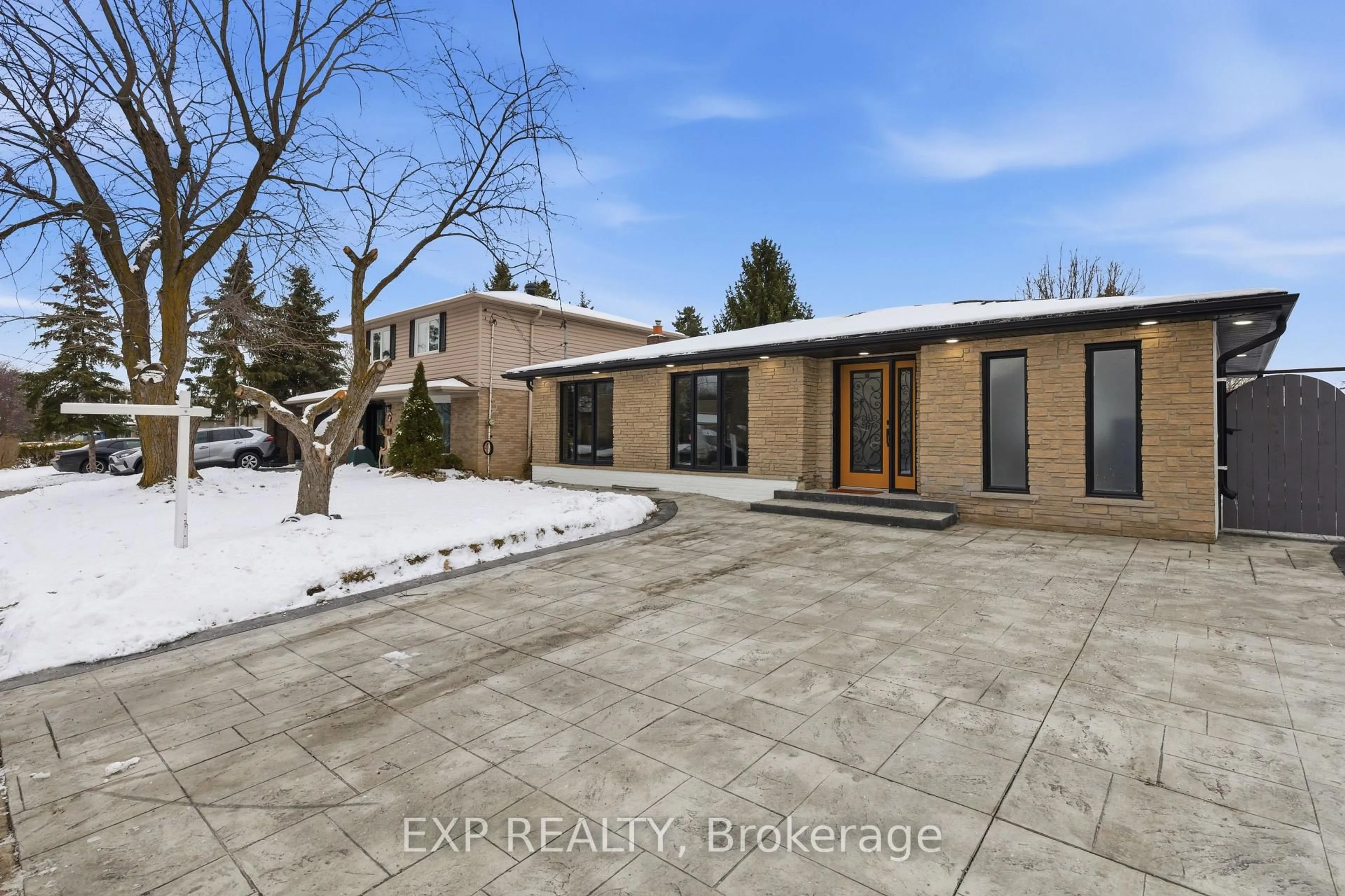 A pic from outside/outdoor area/front of a property/back of a property/a pic from drone, street for 80 Mountainview Rd, Halton Hills Ontario L7G 4K5
