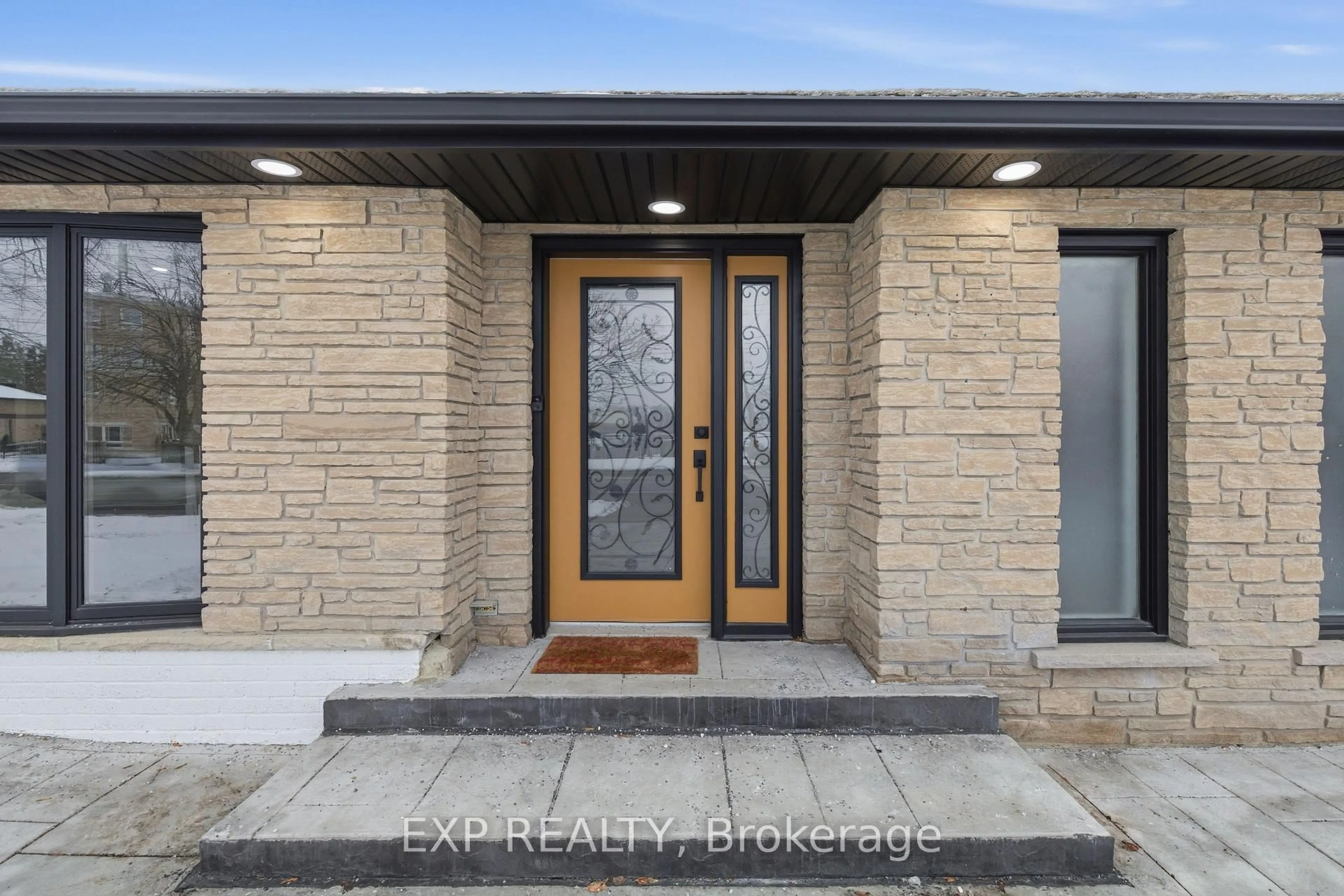 Indoor entryway for 80 Mountainview Rd, Halton Hills Ontario L7G 4K5