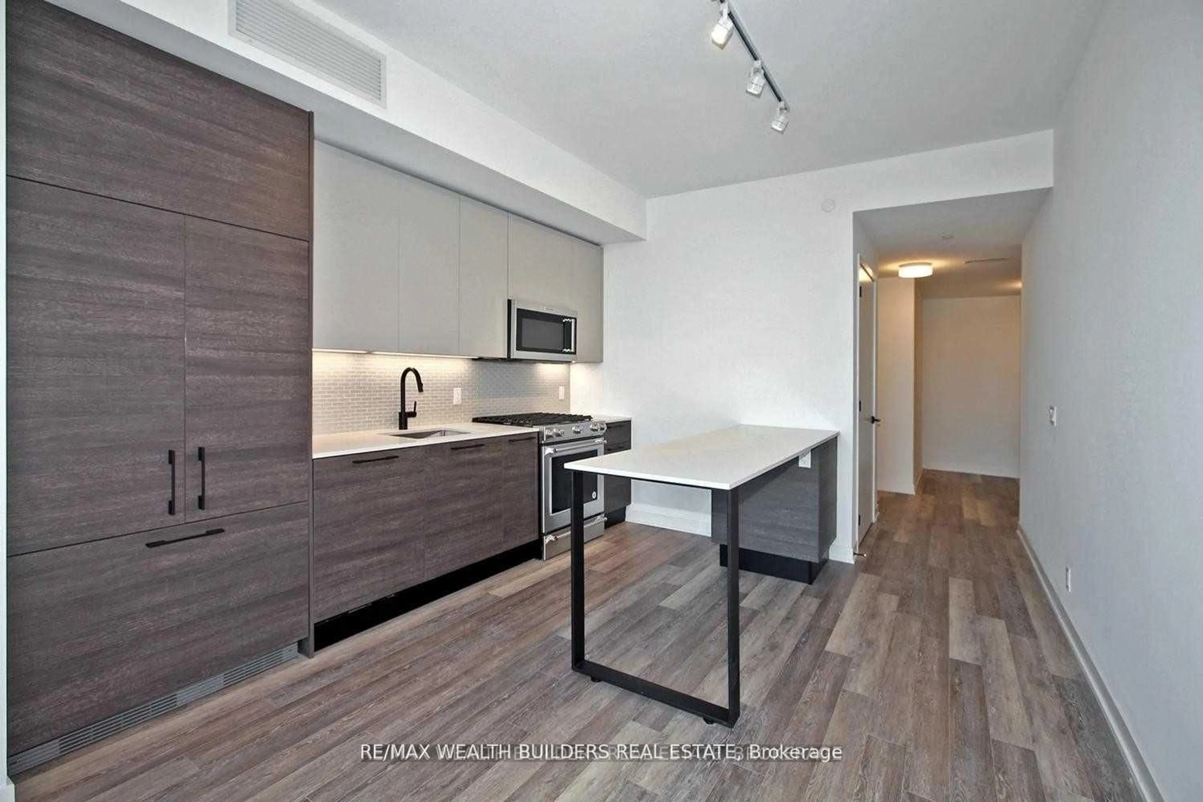 Open concept kitchen, wood/laminate floor for 2118 Bloor St #511, Toronto Ontario M6S 1M8