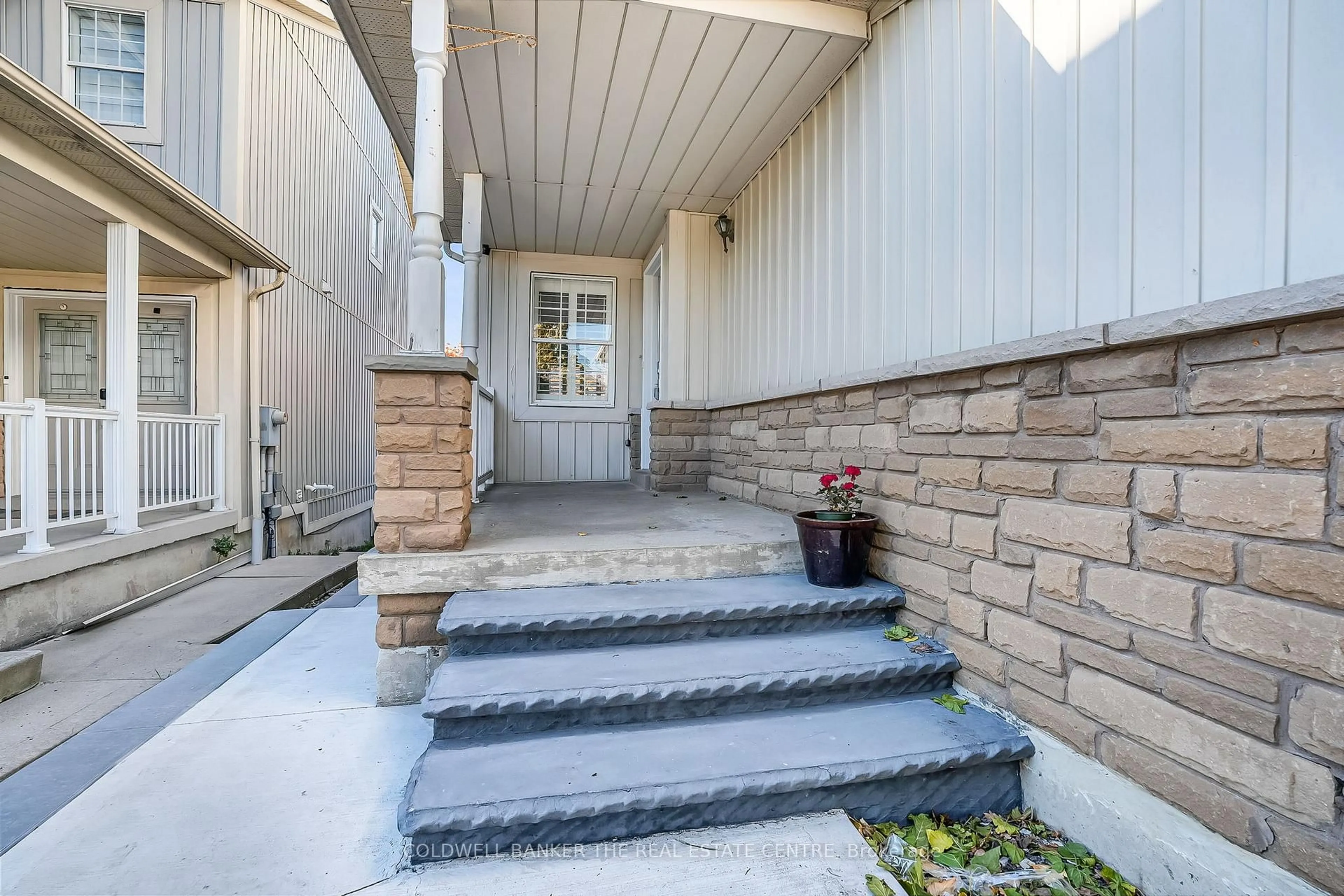 Indoor entryway for 6986 Haines Artist Way, Mississauga Ontario L5W 1B6