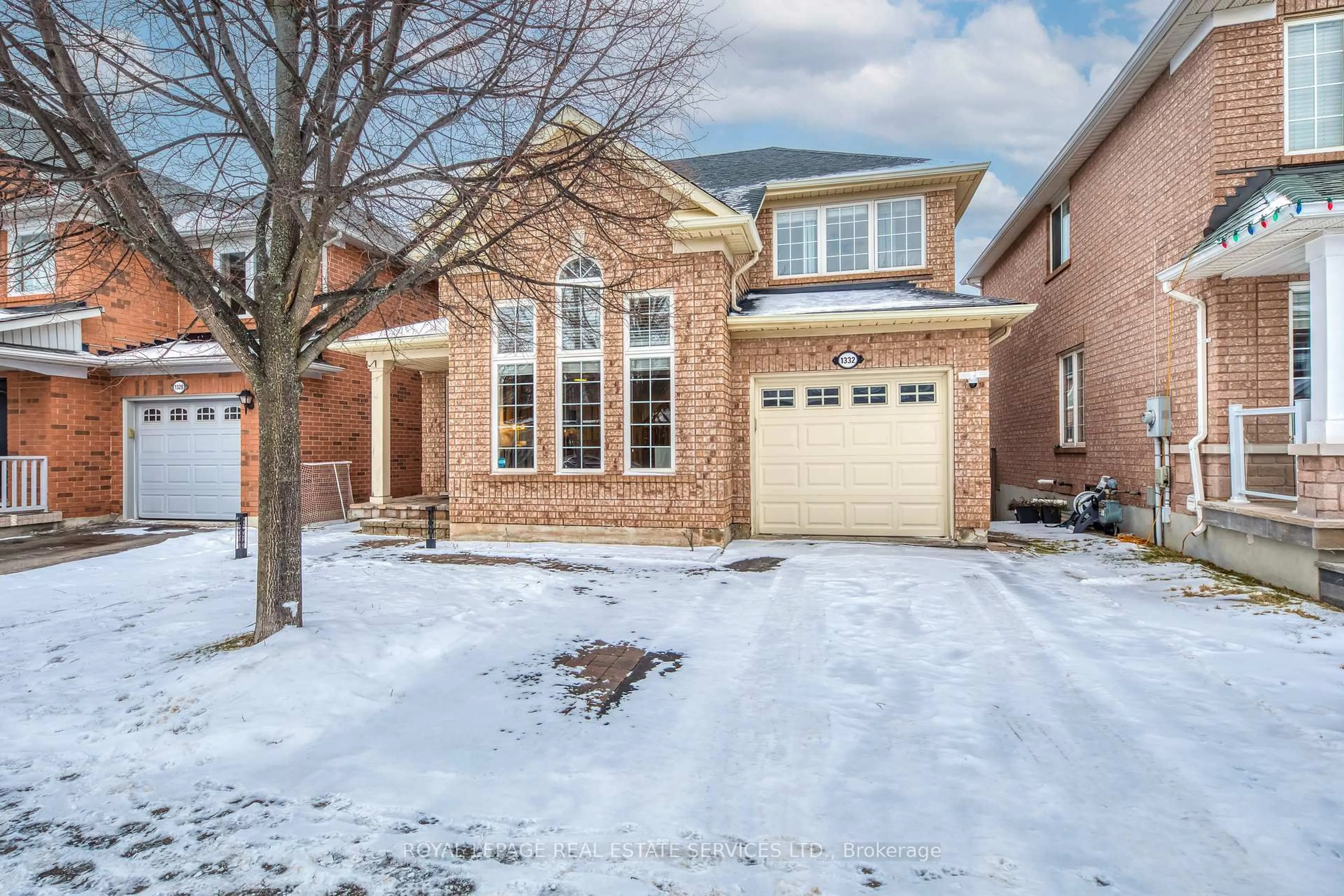Home with brick exterior material, street for 1332 Goldhawk Tr, Oakville Ontario L6M 3Y6