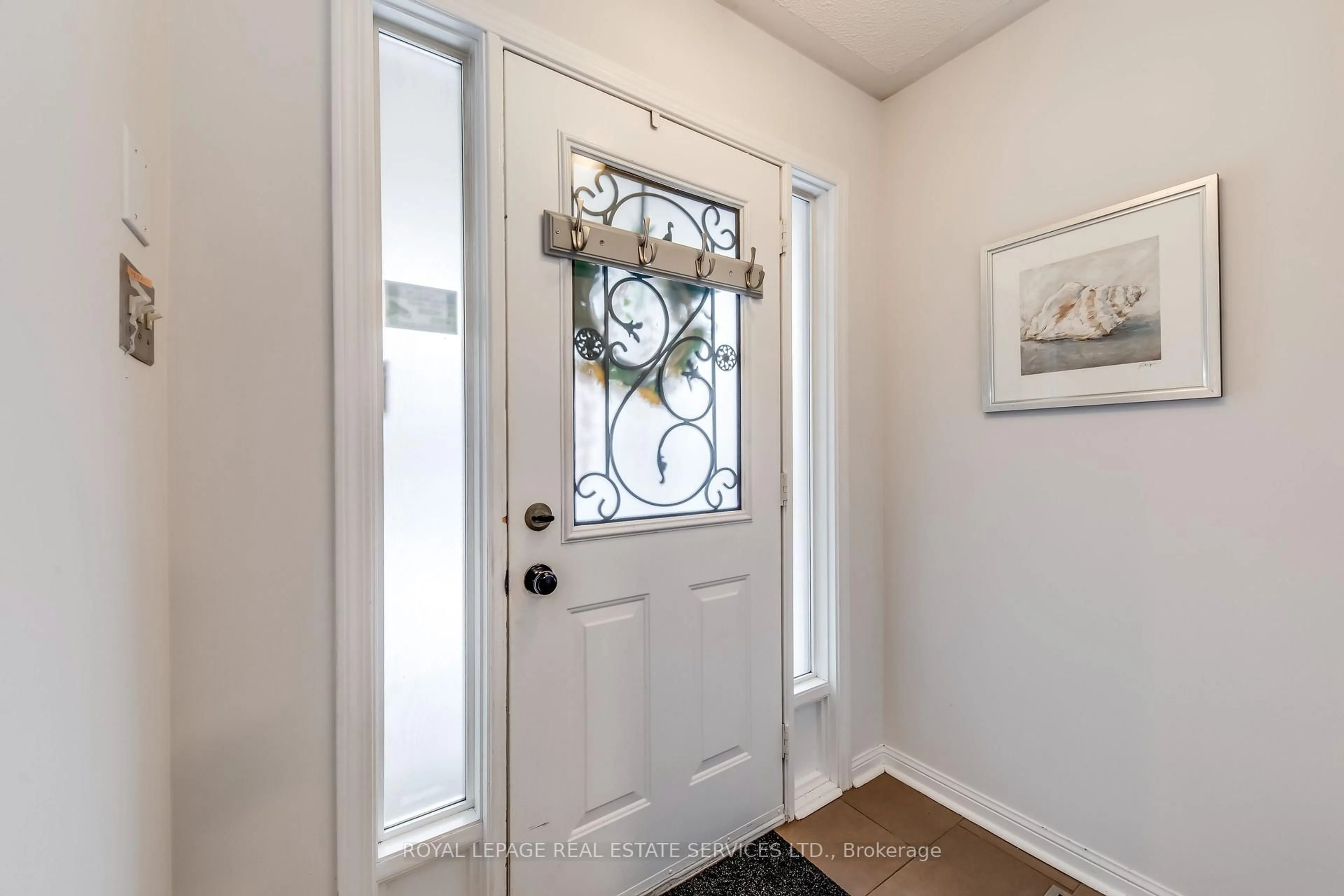 Indoor entryway for 1332 Goldhawk Tr, Oakville Ontario L6M 3Y6
