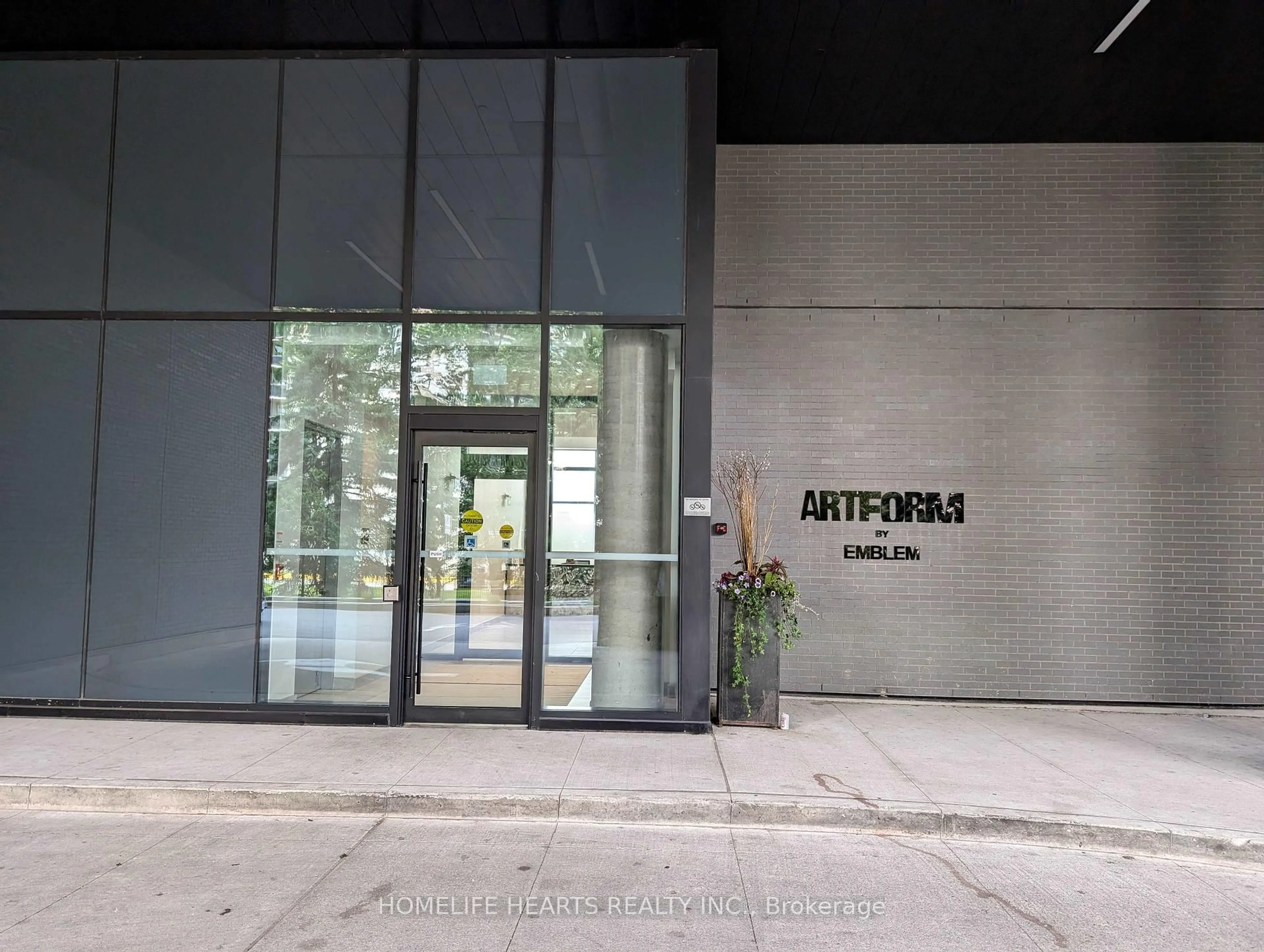 Indoor foyer for 86 Dundas St #421, Mississauga Ontario L5C 4H3