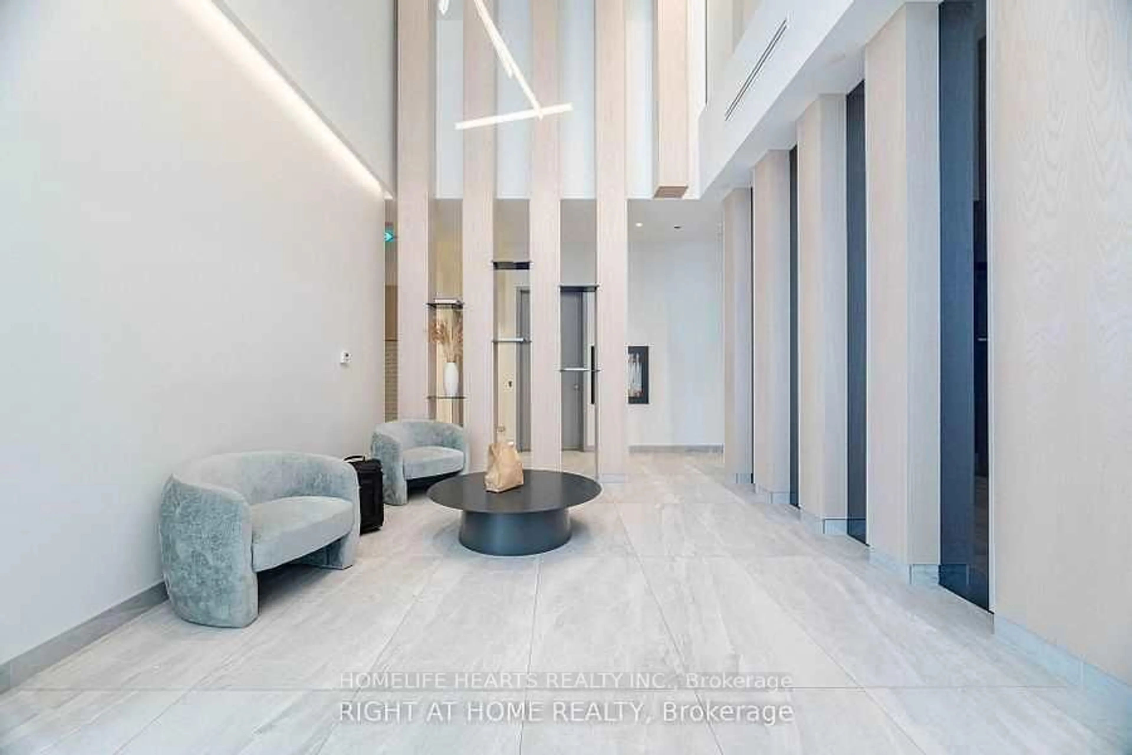 Indoor foyer for 86 Dundas St #421, Mississauga Ontario L5C 4H3